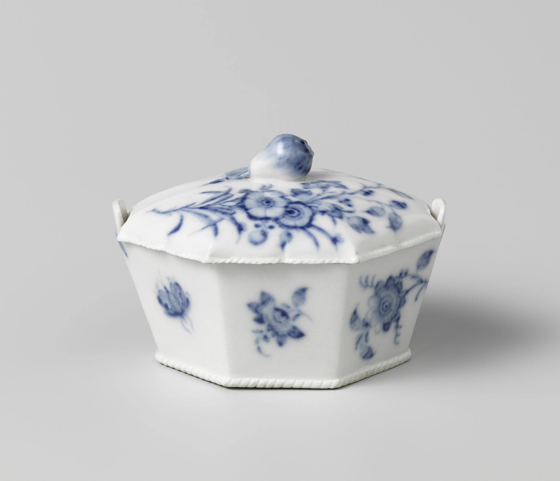 Deksel van botervloot, beschilderd met bloemtakken en vlinders by Loosdrecht