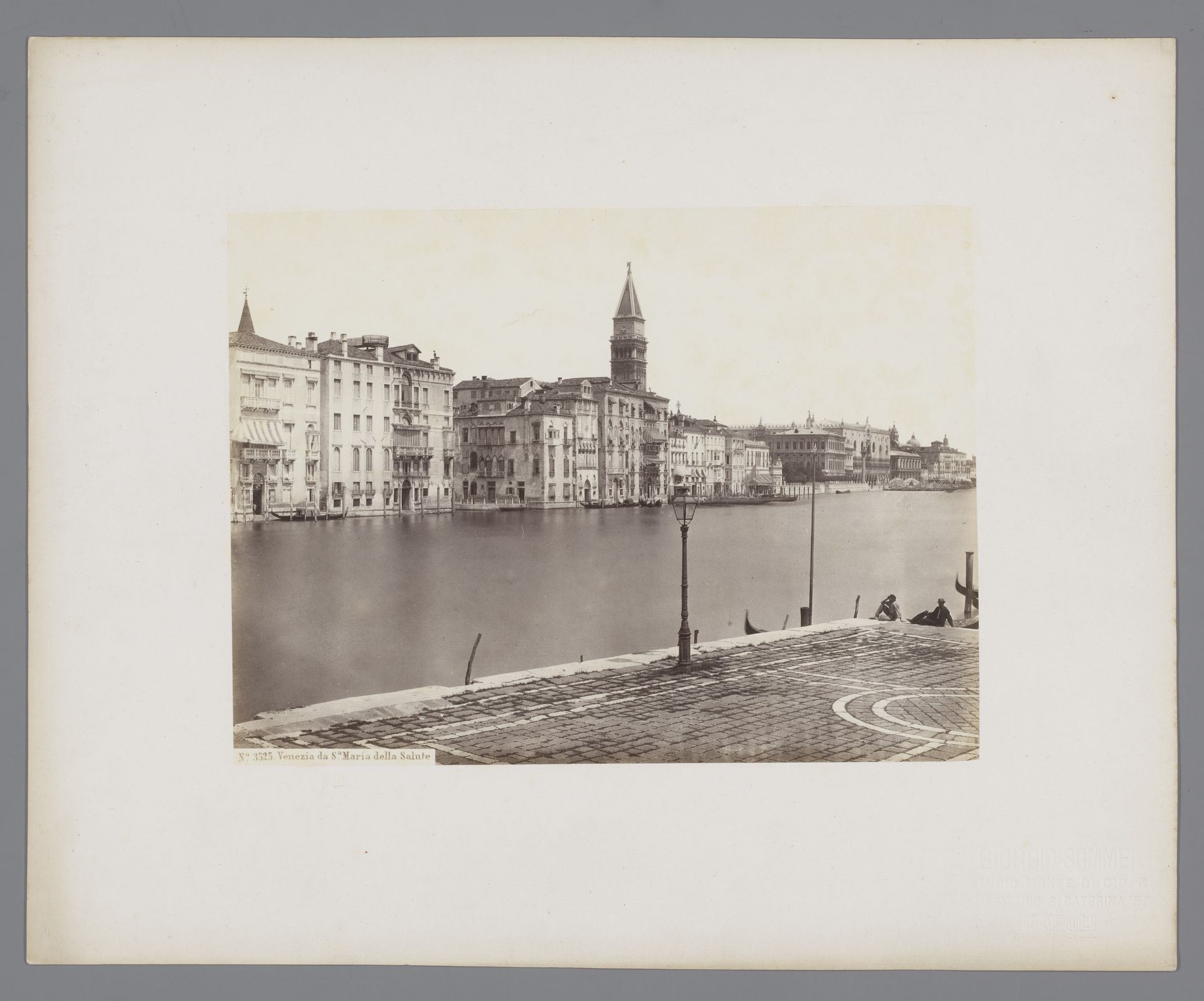 Gezicht op het Canal Grande en de Sante Maria della Salute te Venetië, Italië by Giorgio Sommer