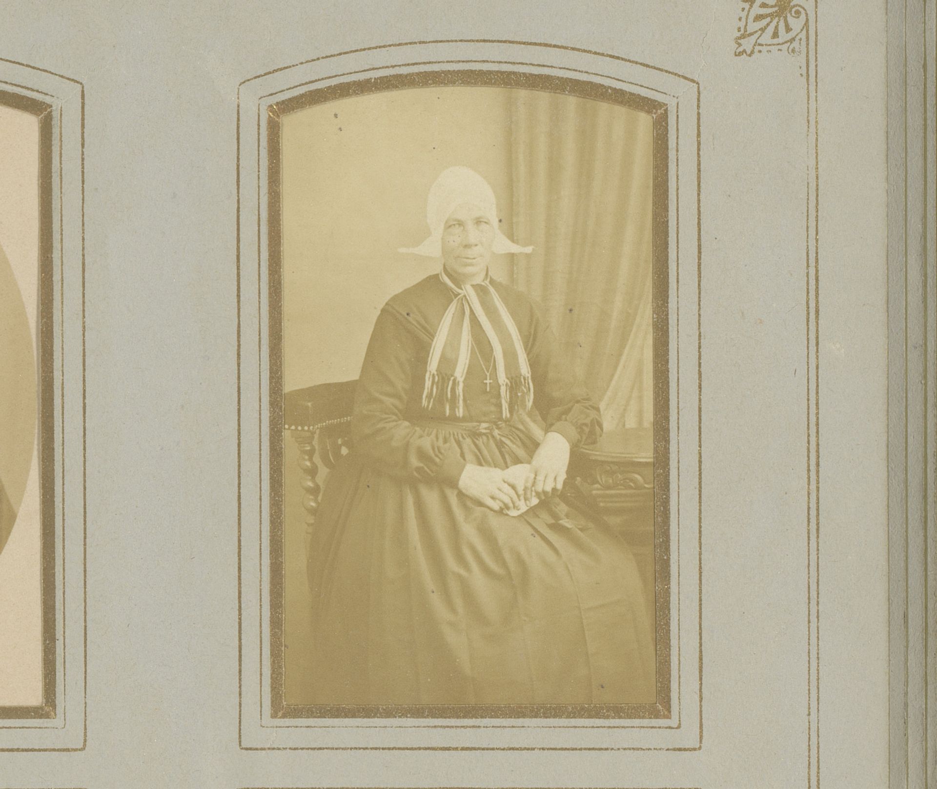 Portret van een zittende vrouw, met witte klederdrachtmuts by P. Siewers & Zoon