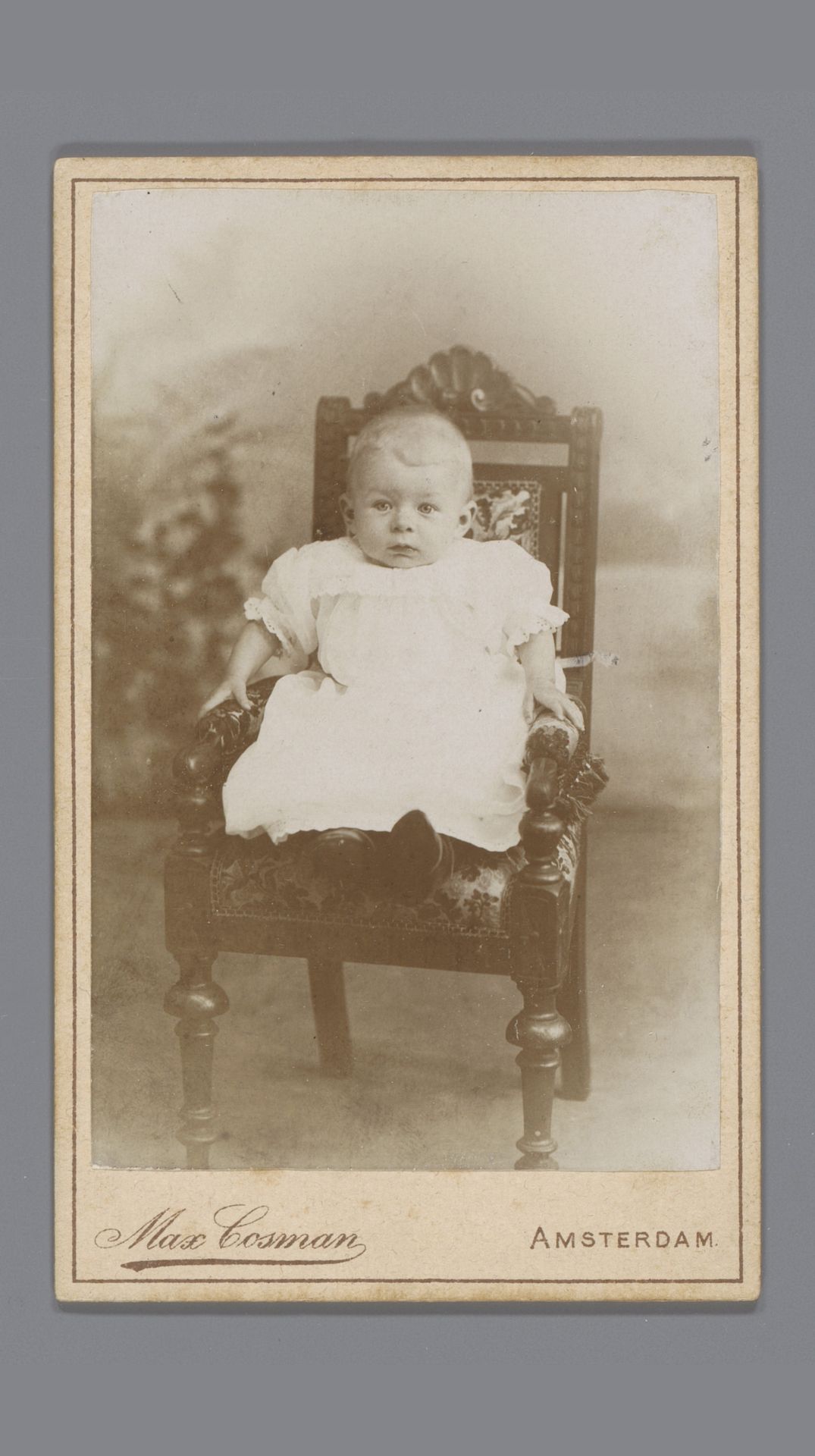 Portret van een onbekende baby in stoel by Max Cosman