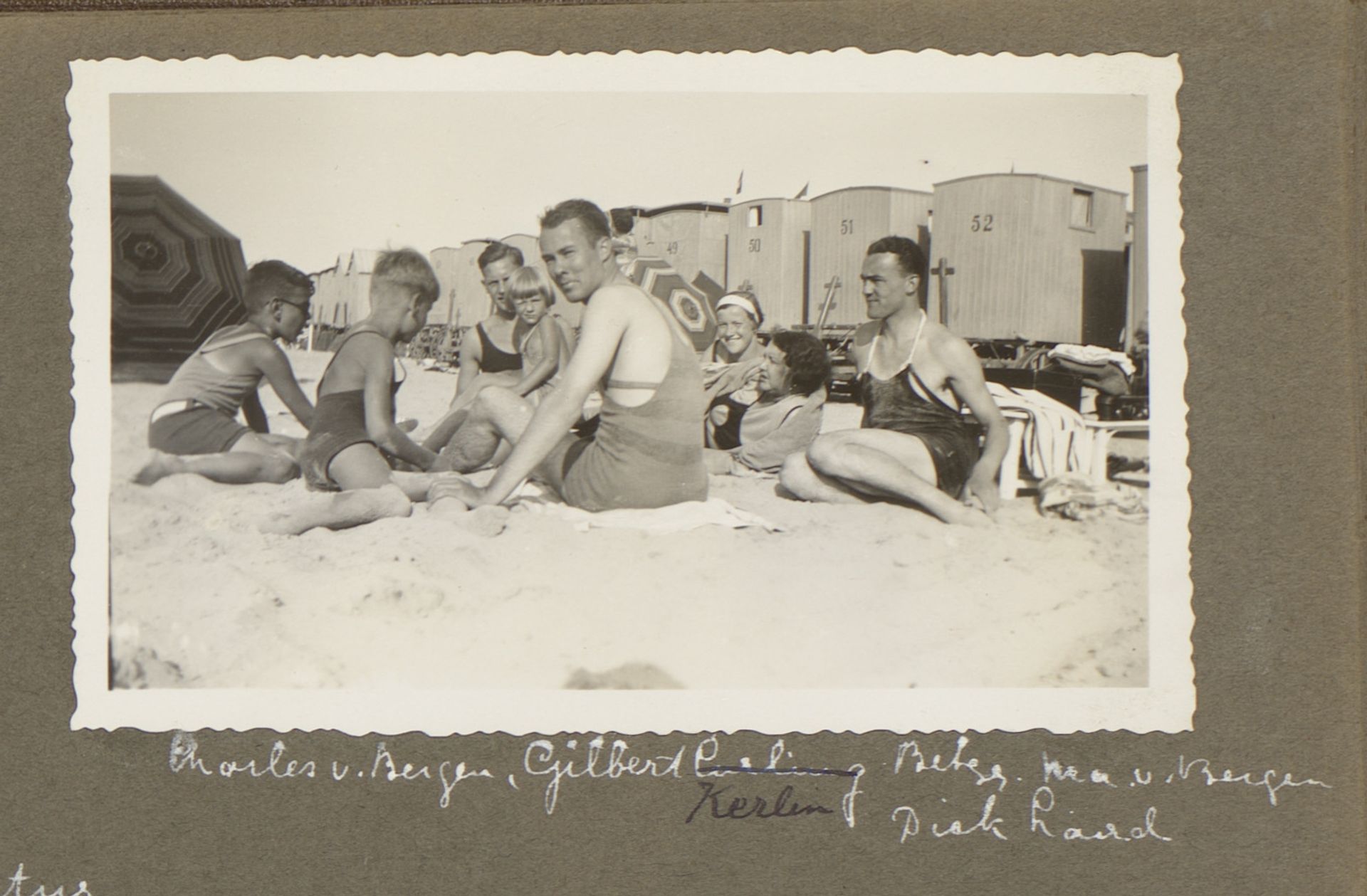 Gezelschap met kinderen op het strand van Scheveningen by Anonymous