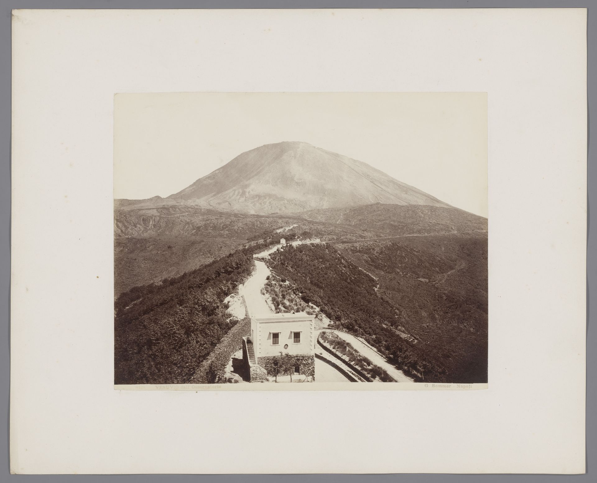 Gezicht op de Vesuvius vanaf het observatorium, Italië by Giorgio Sommer