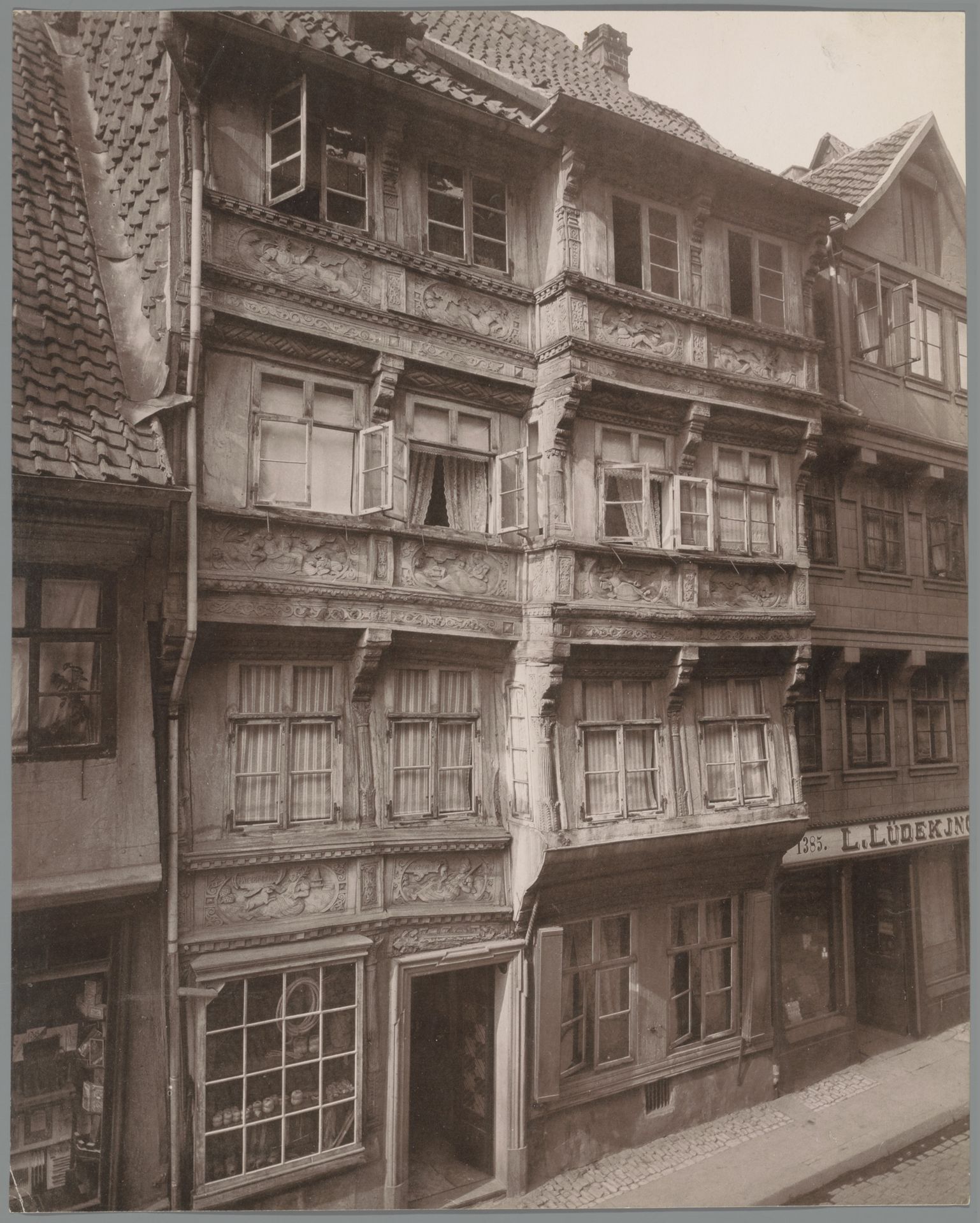 Straatgezicht in Hildesheim by E. Mertens & Cie