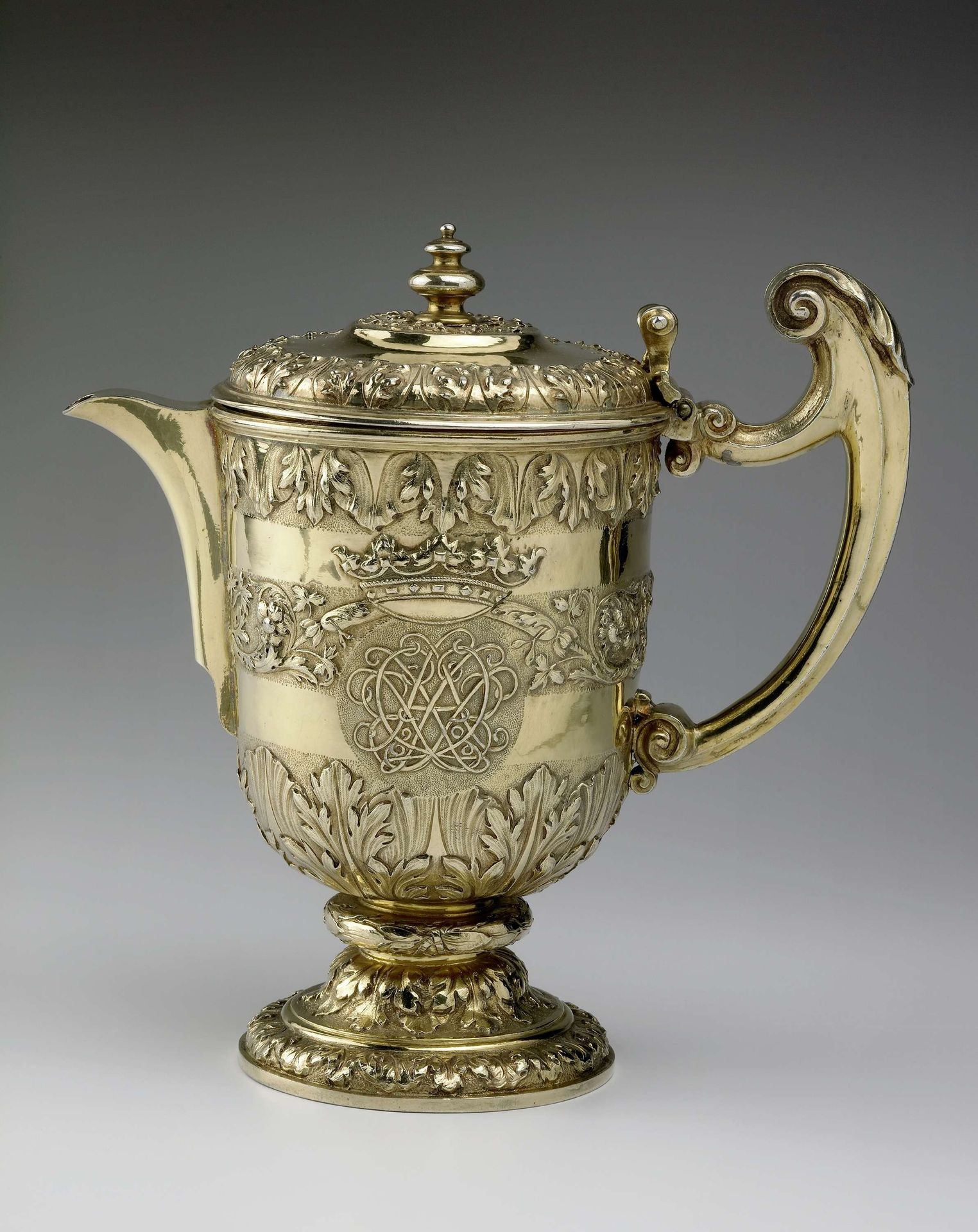Kan met deksel van verguld zilver met spiegelmonogram met de letters E A V B. by Daniel Garnier