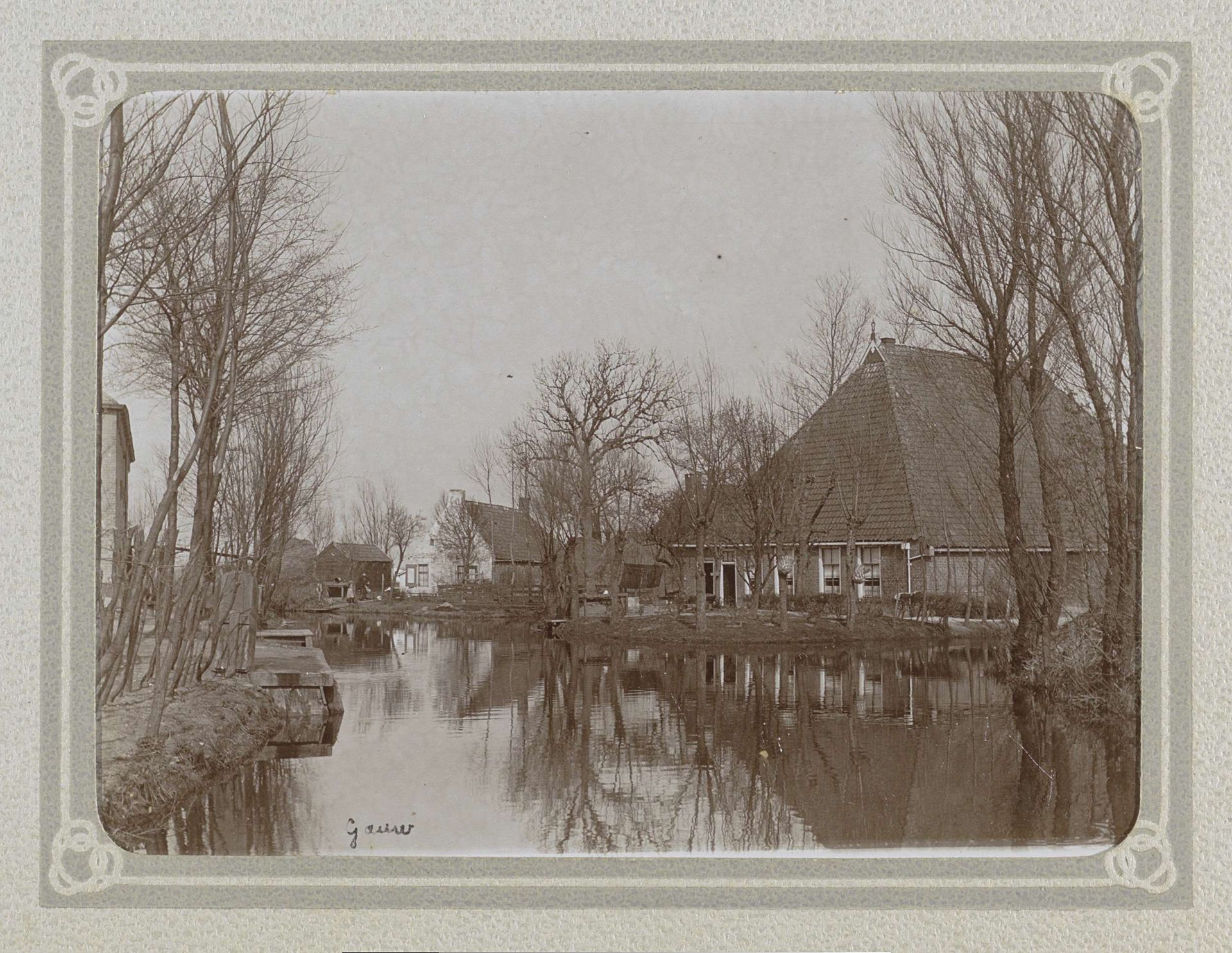 Boerderijen aan een water in Grouw by Folkert Idzes de Jong