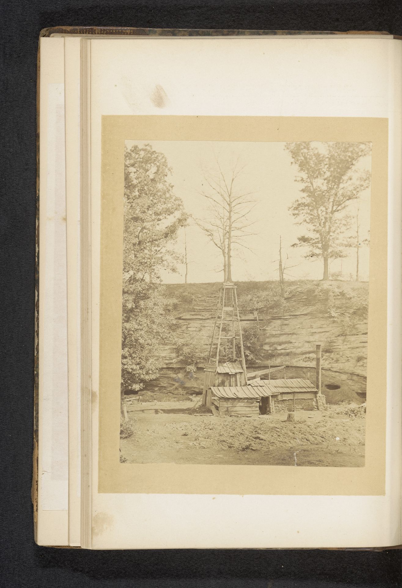 Gezicht op een olieput by S.G. & T.W. Rogers