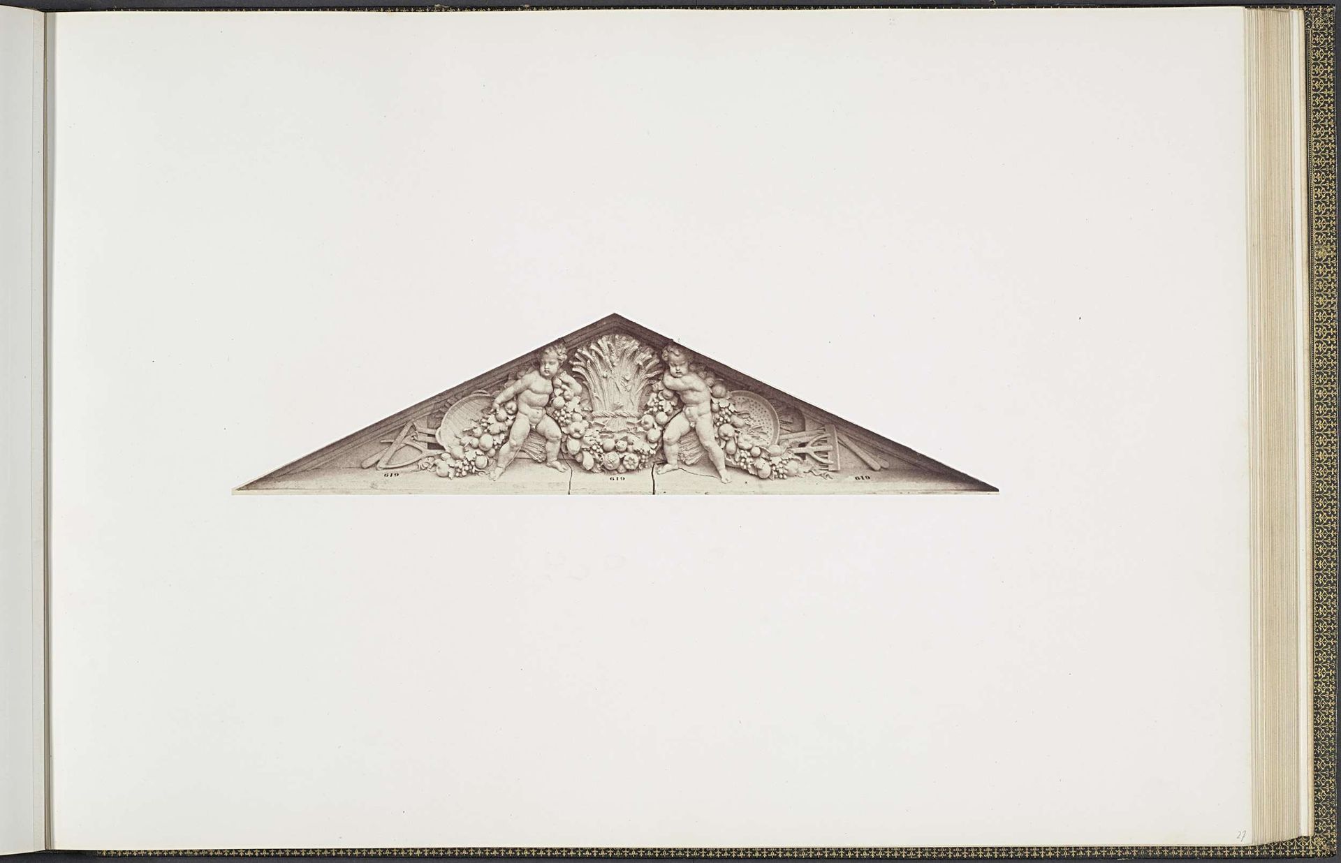 Gipsmodellen voor beeldhouwwerken op het Palais du Louvre: "La Récolte" door Hubert Lavigne by Edouard Baldus