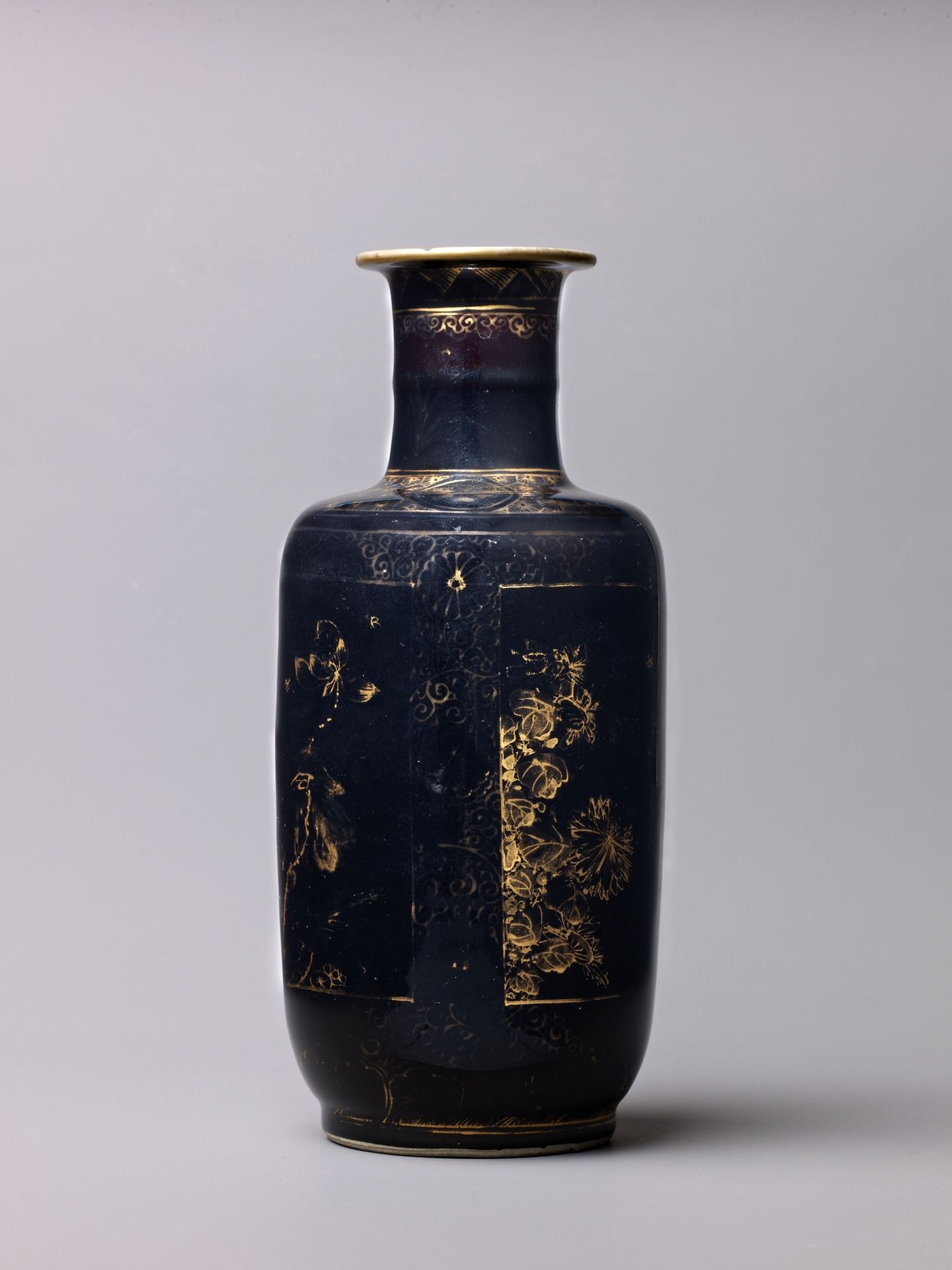 Club-shaped vase by Chinese
