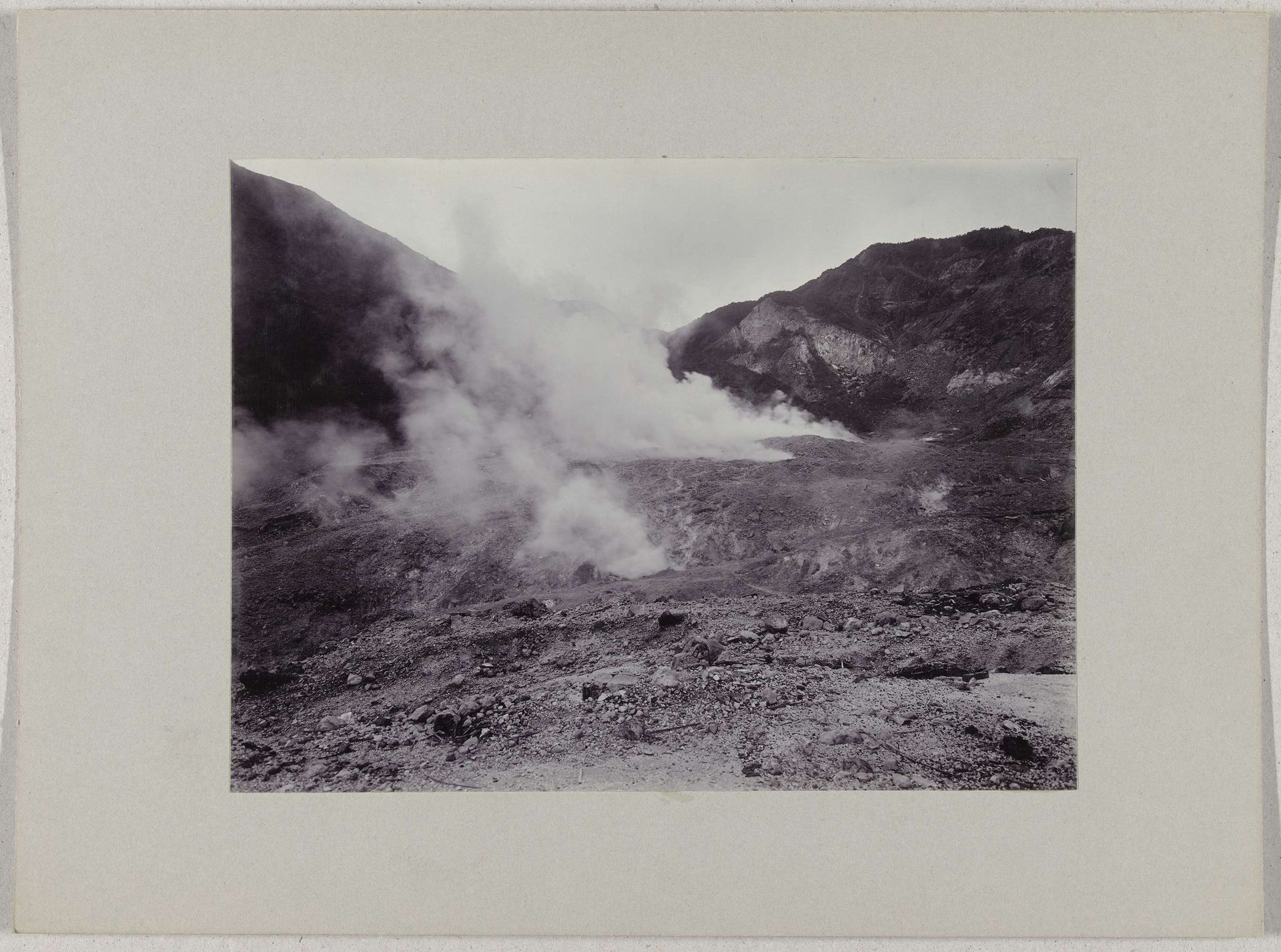 Kawah Mas van de Papandajan bij Garoet, Nederlands-Indië by Onnes Kurkdjian