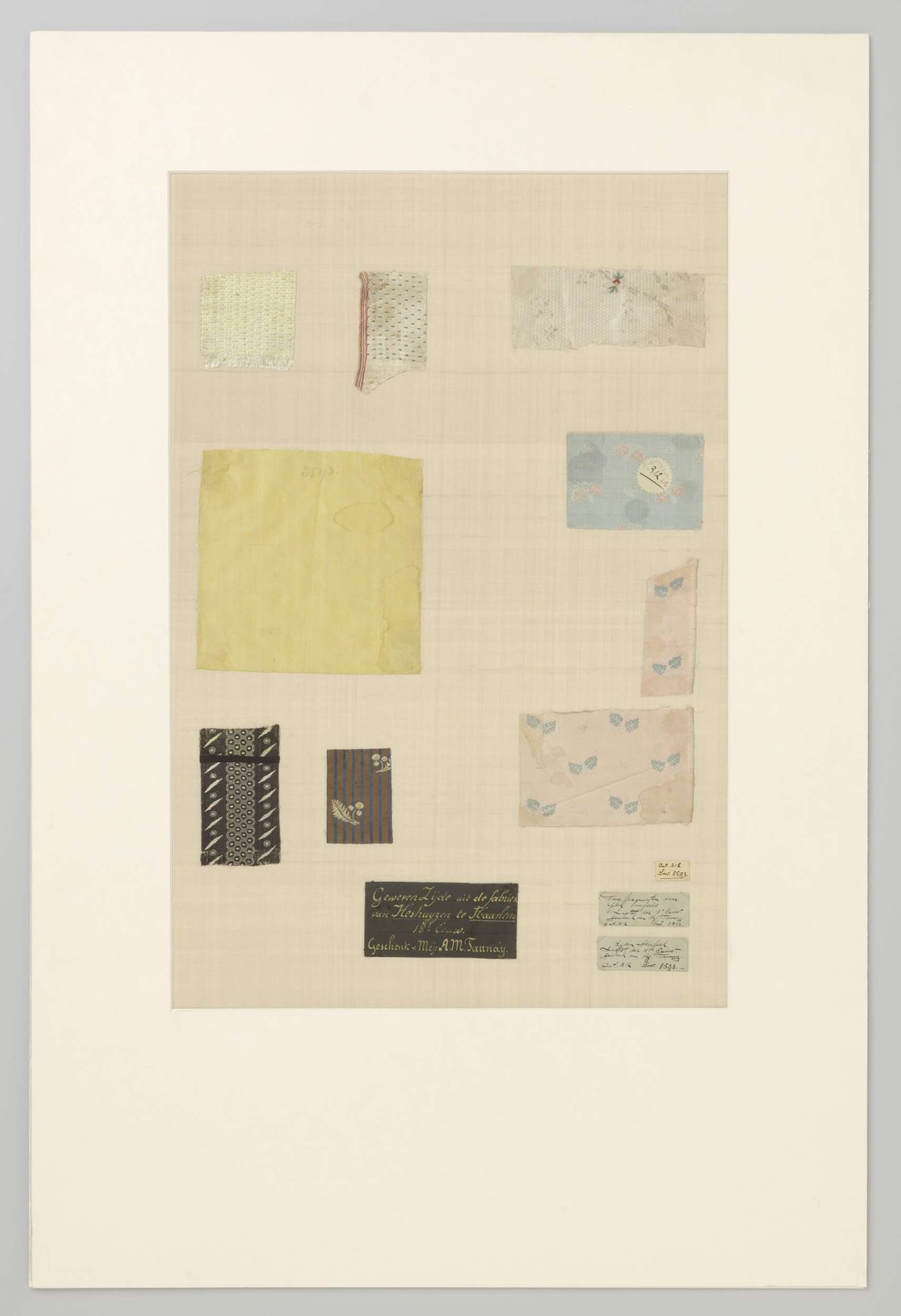 Fragment zijdeweefsel. by Zijdeweverij Heshuyzen