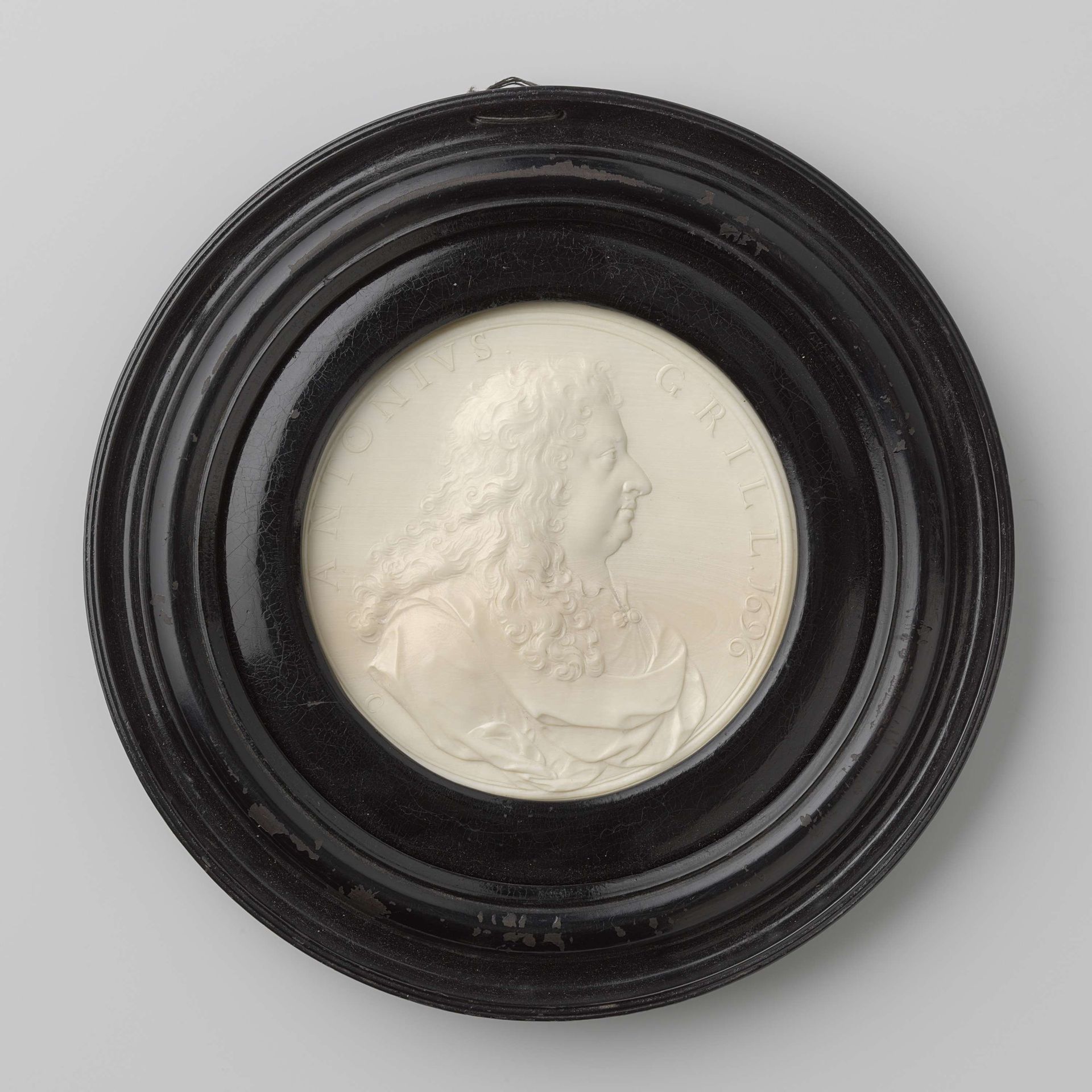 Medaillonportret van ivoor van Antonius Grill by Jean Cavalier