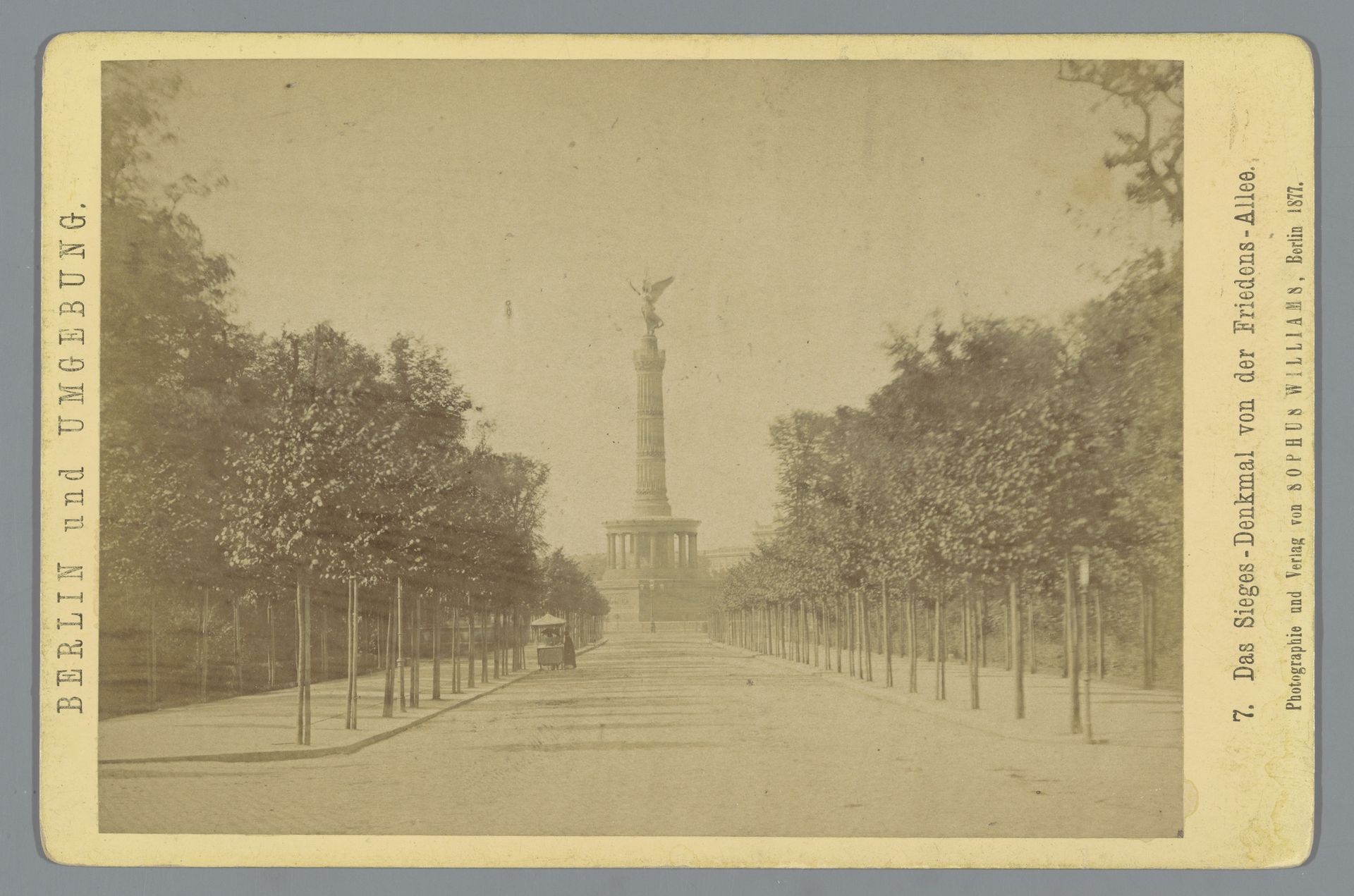Gezicht op de overwinningszuil op de Friedens-allee te Berlijn by Sophus Williams