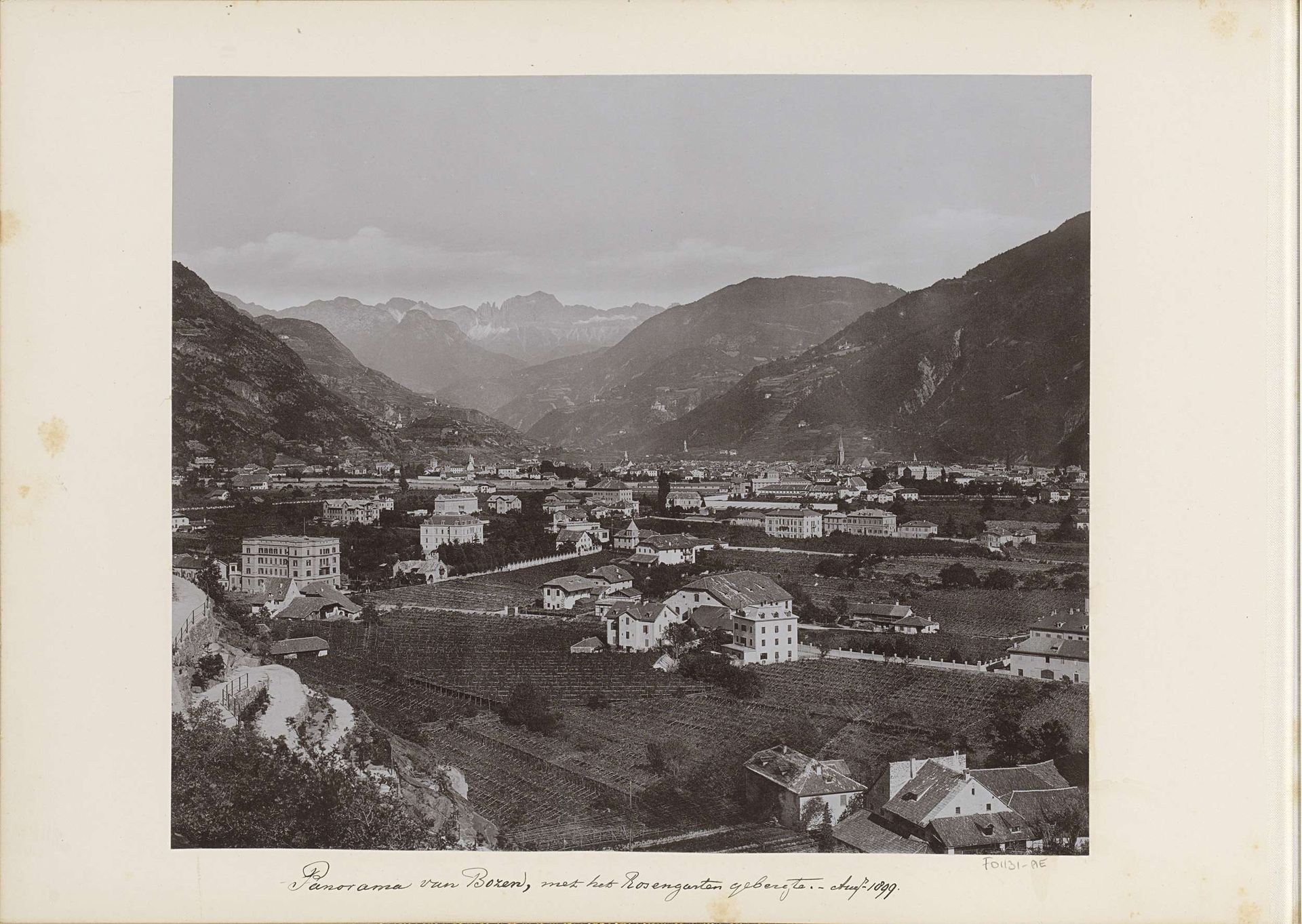 Gezicht op Bolzano en het Rosengartenmassief by Stengel & Co.