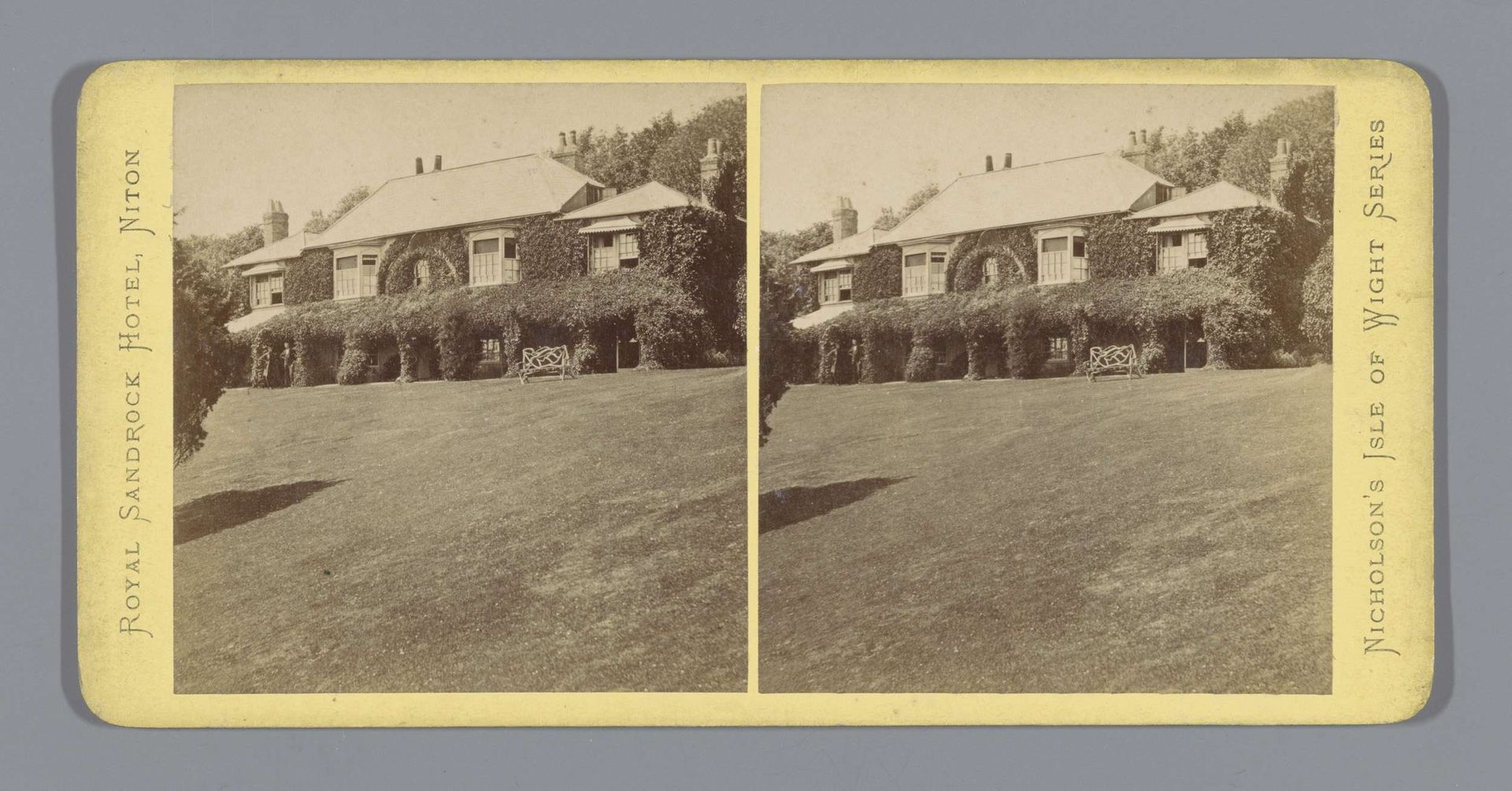 Gezicht op het Royal Sandrock Hotel te Niton by J.W. Nicholson