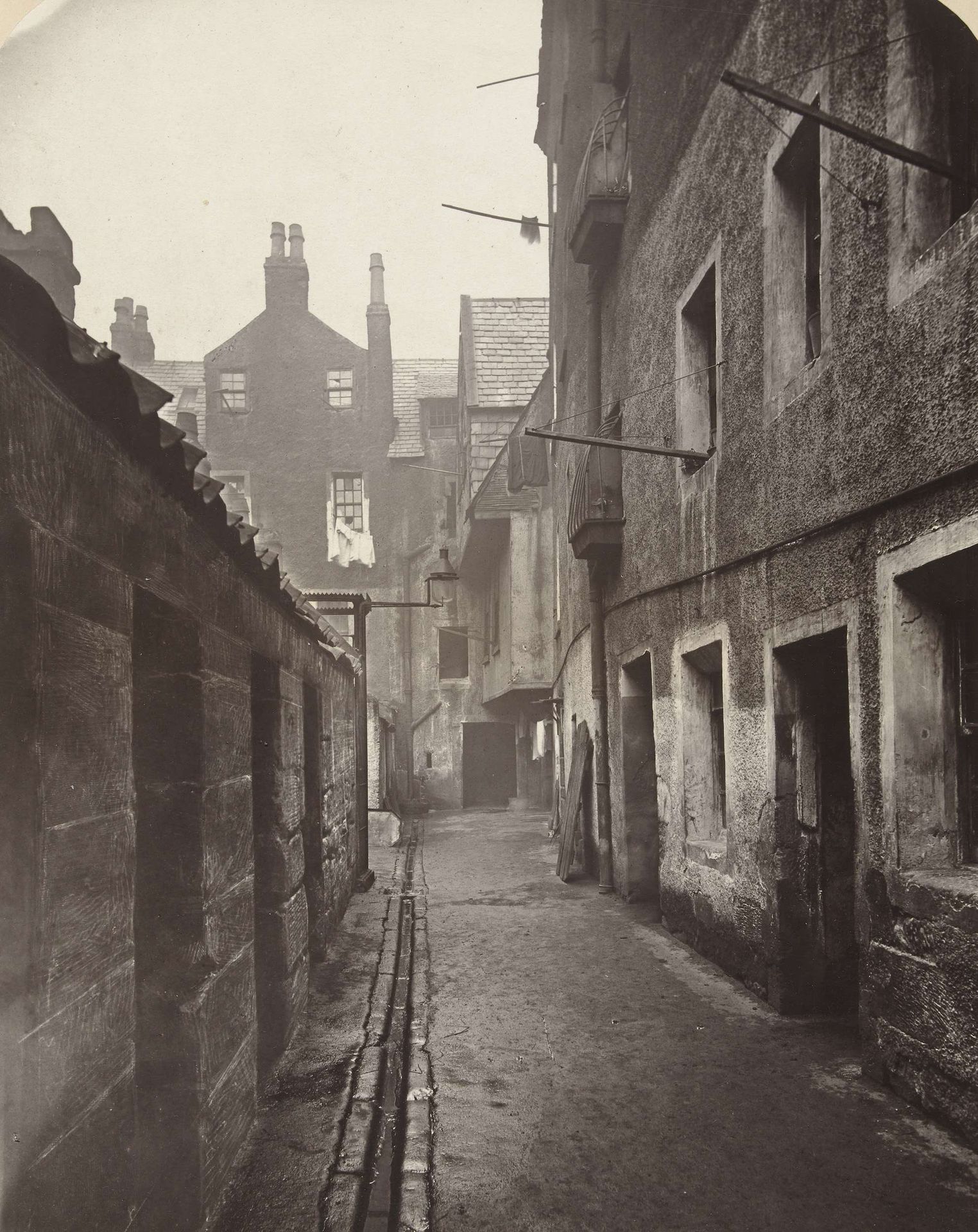 Steeg bij High Street in Glasgow by Thomas Annan