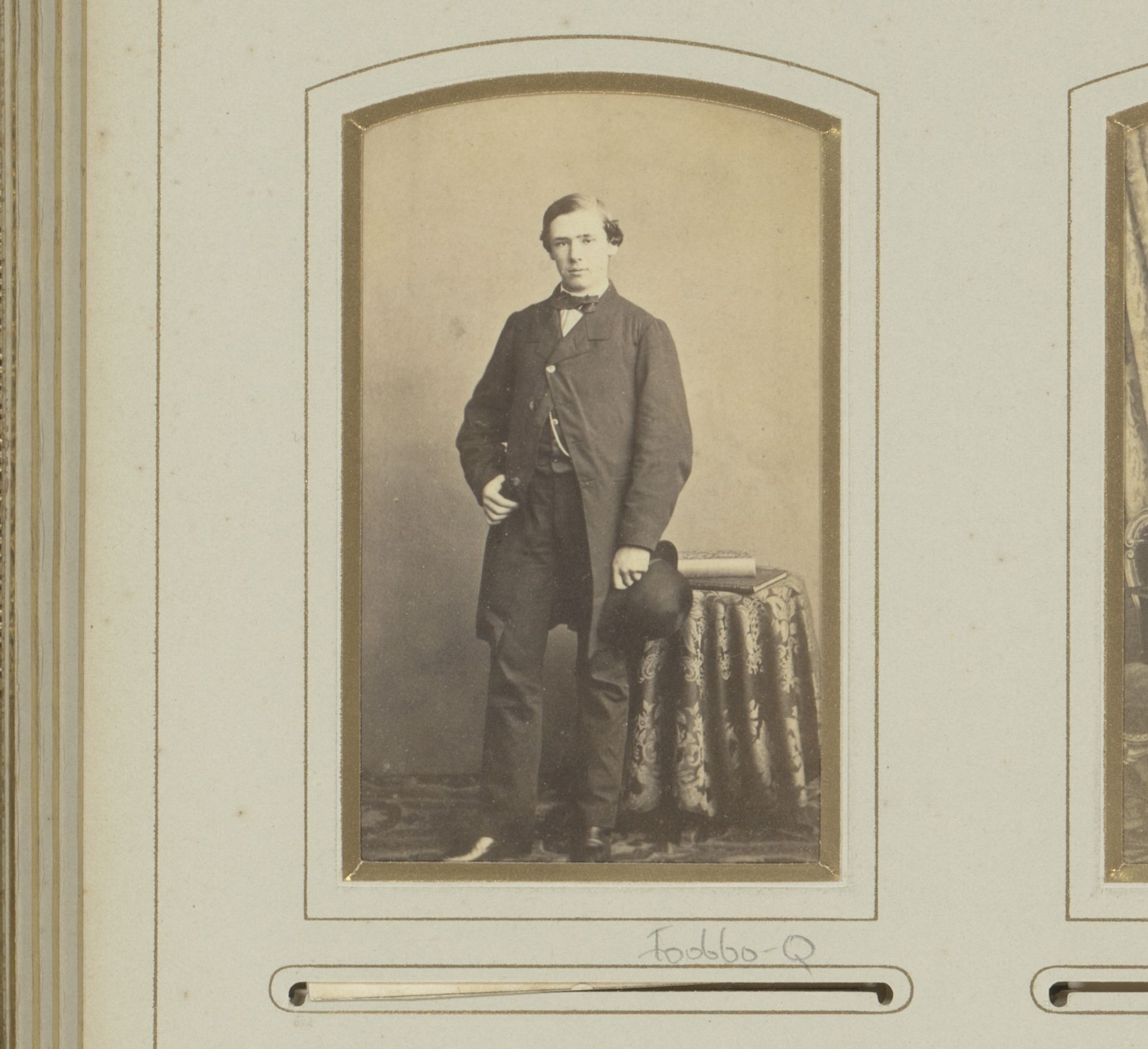 Portret van een staande man met hoed in de hand, voor een tafel by Joseph Dupont