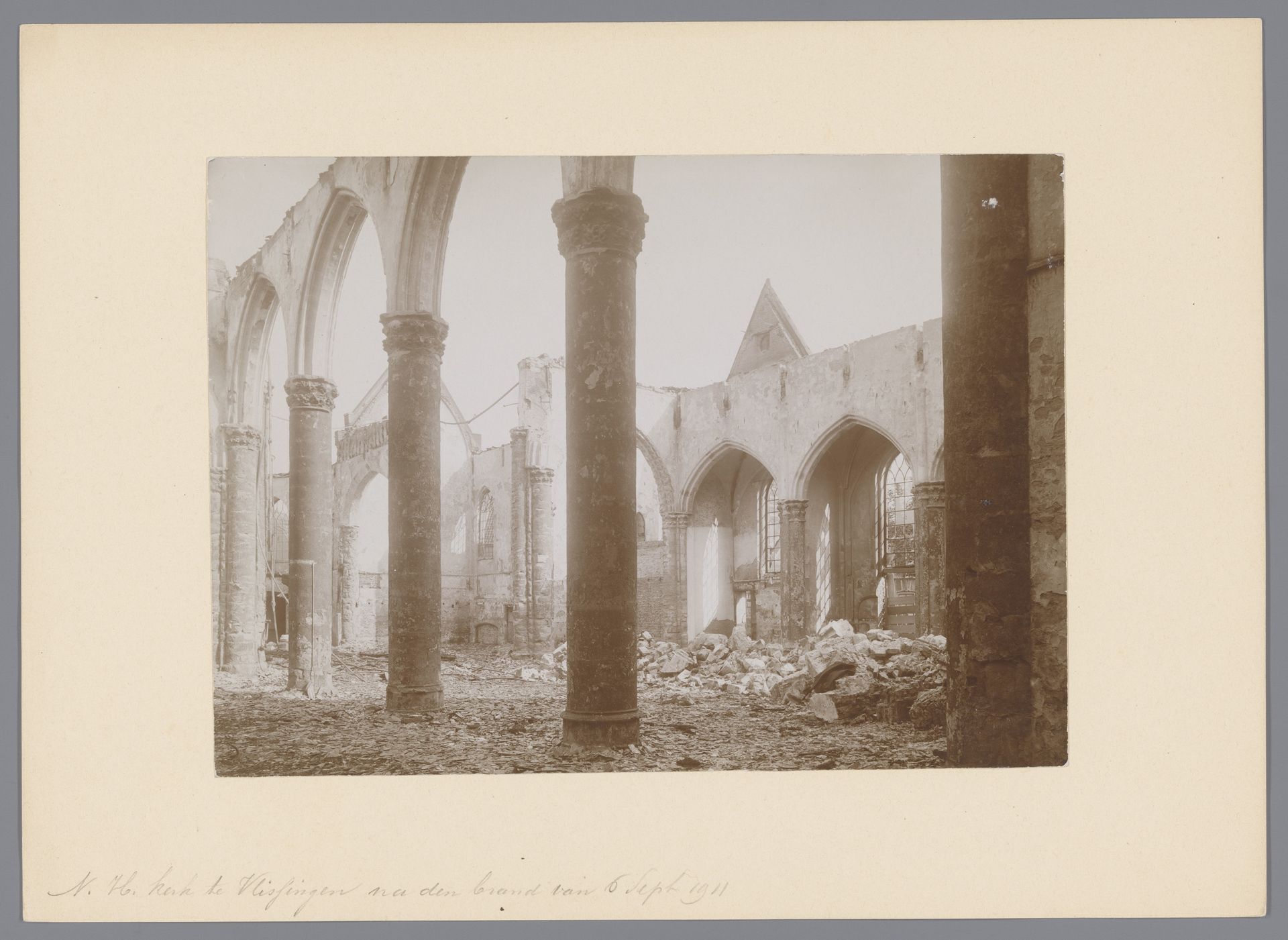 Interieur van de Hervormde Kerk te Vlissingen na de brand in 1911 by anoniem (Monumentenzorg)
