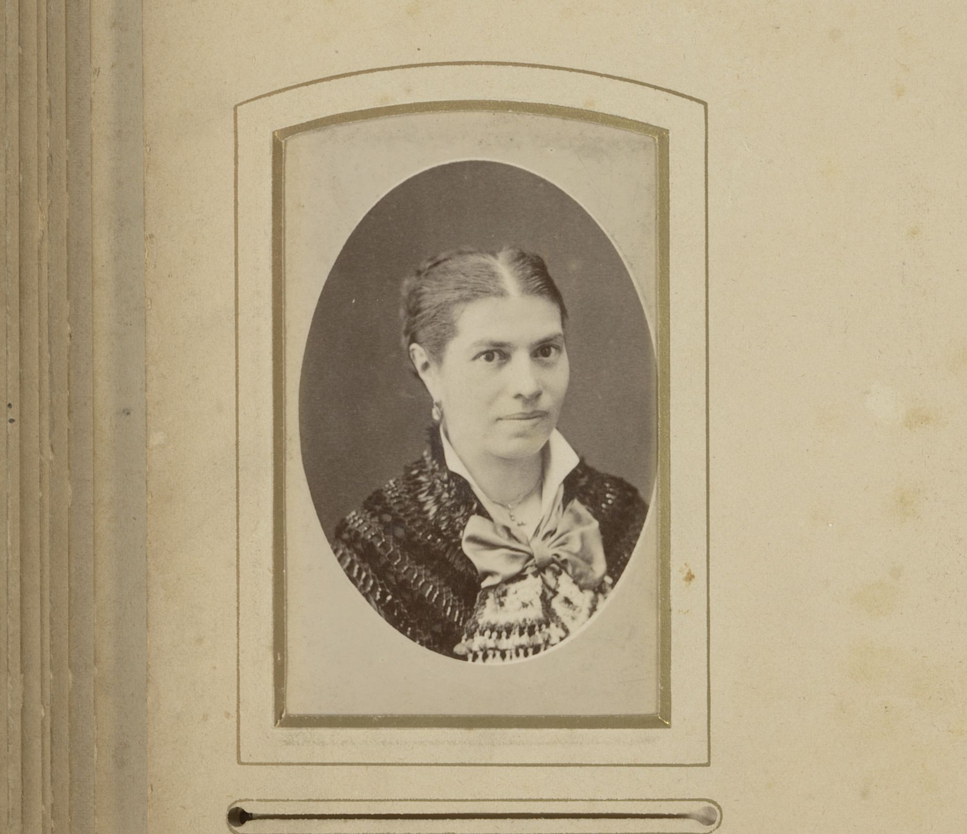 Portret van een vrouw by Egide Linnig