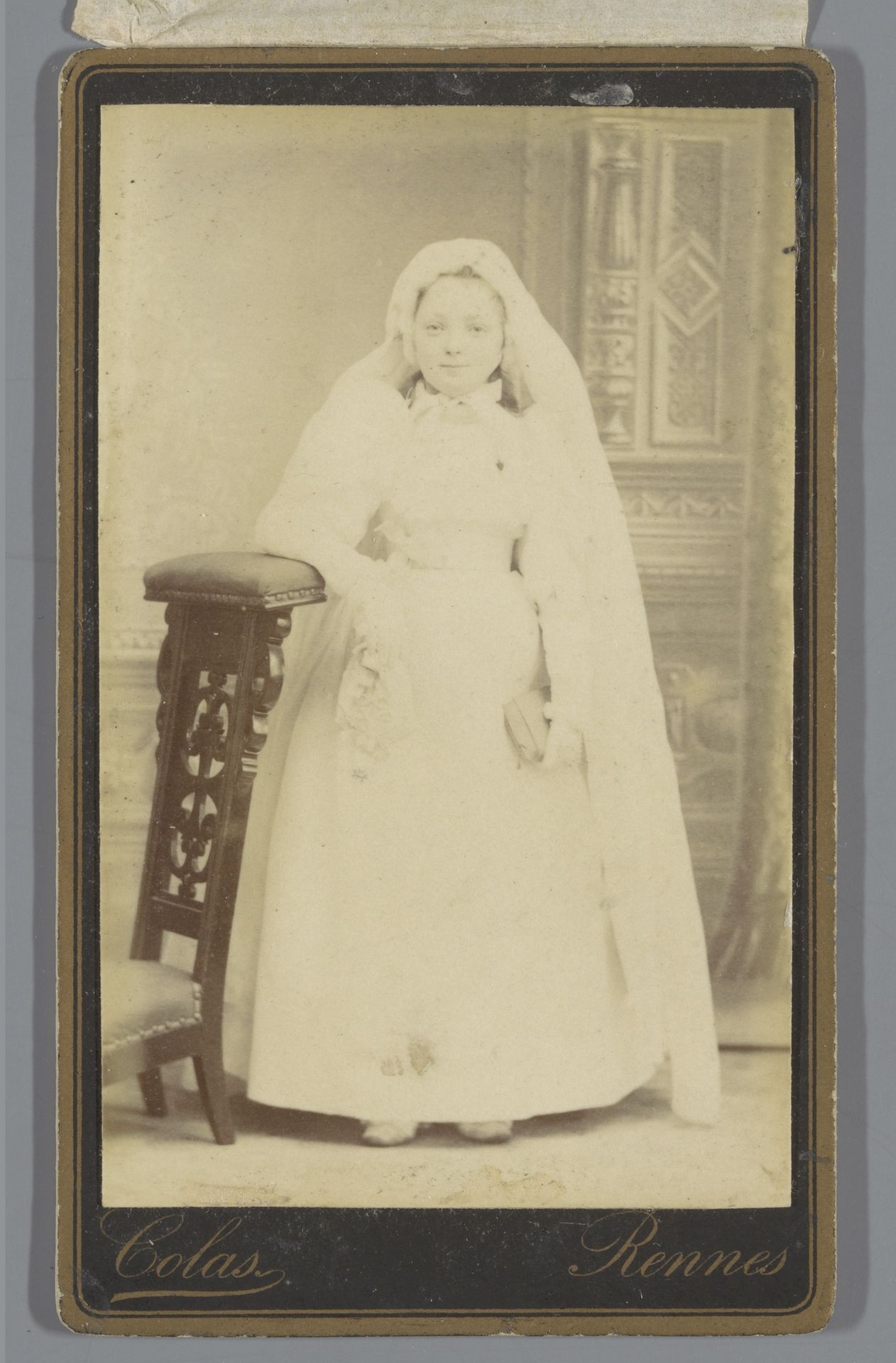 Portret van een onbekend meisje in witte jurk voor haar eerste communie by Louis Marie Colas