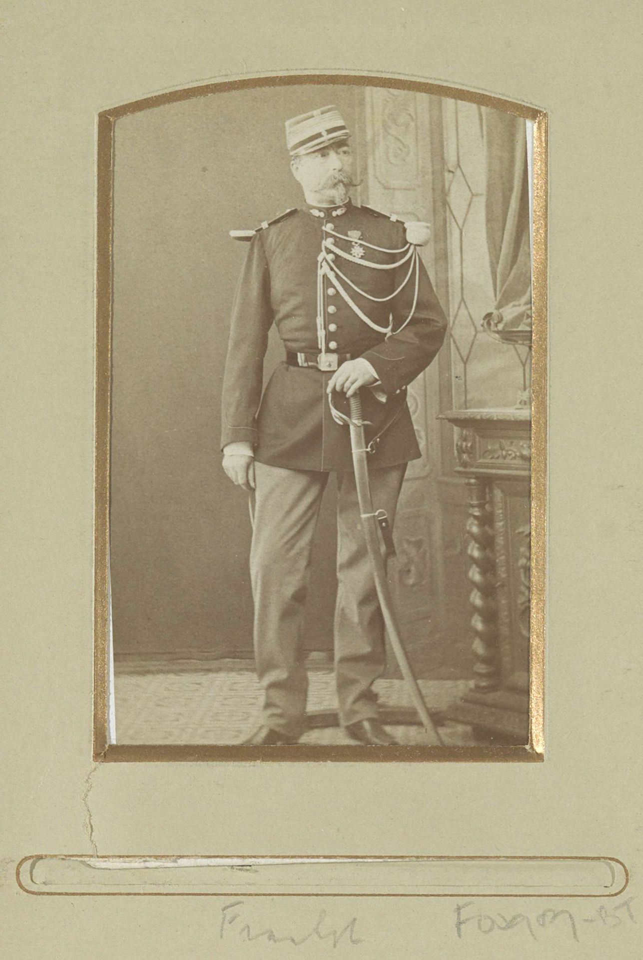 Portret van een (vermoedelijk) Franse militair, staand met sabel in de hand by L. Cairol