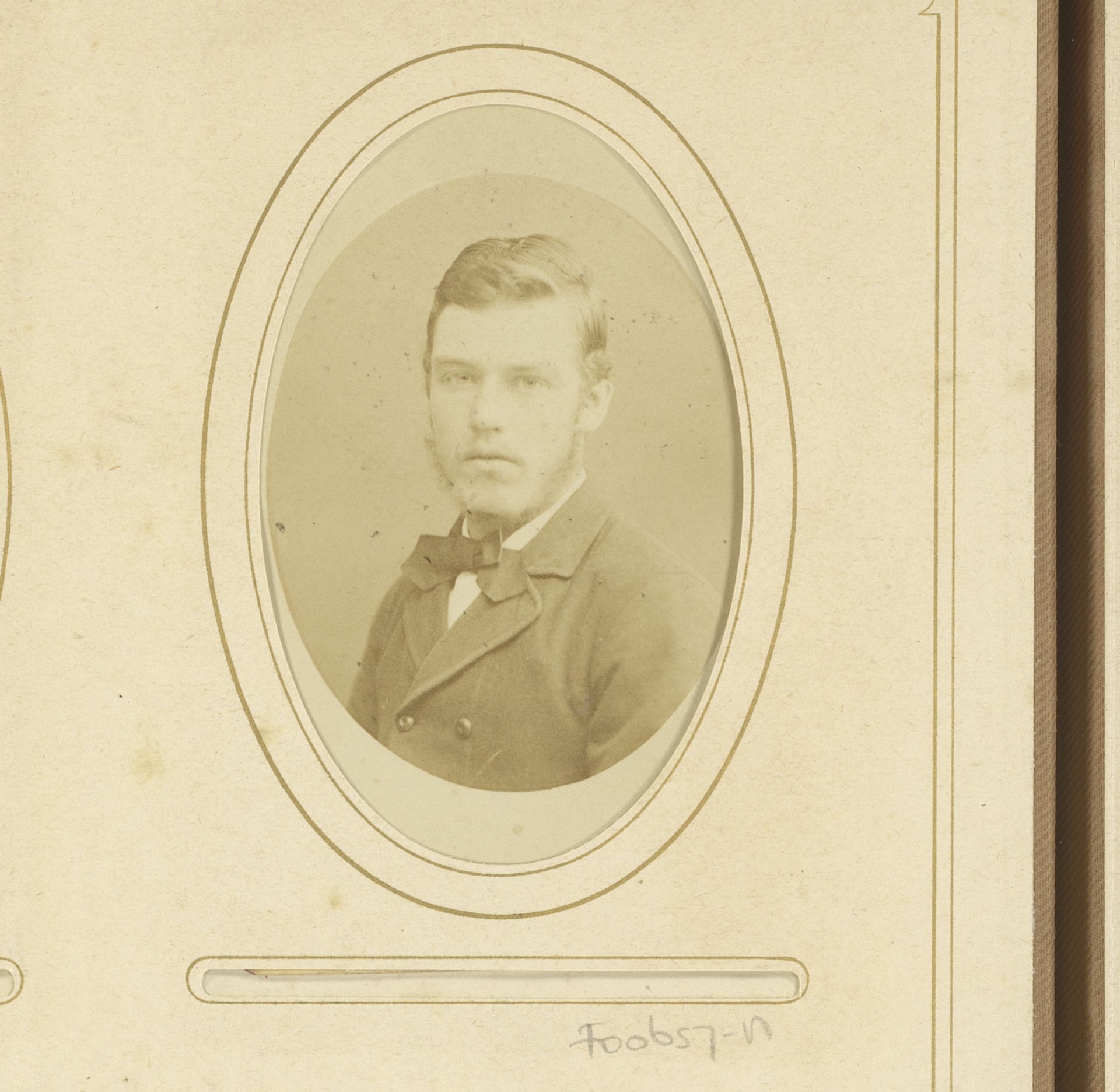Portret van een man met vlinderdas by Mathewson & Co