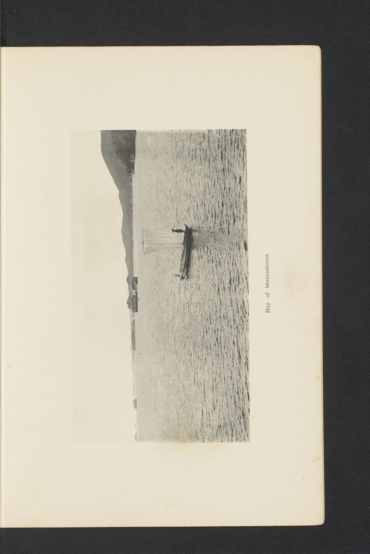 Gezicht op de baai van Matsushima by Kazumasa Ogawa
