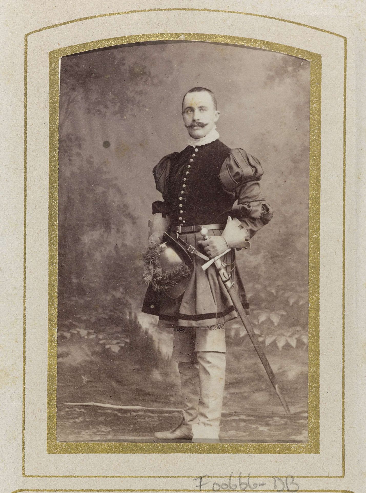 Portret van een jonge man in kostuum met zwaard, aangeduid als B.J.D. Zubli by E. Visser von Weeren