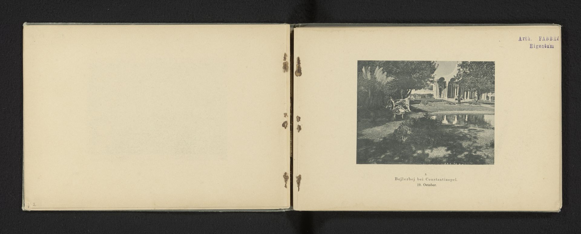 Gezicht op de tuin van de woning van een Ottomaanse vorst op Istanbul, Turkije by Augusta Victoria (keizerin van Duitsland)