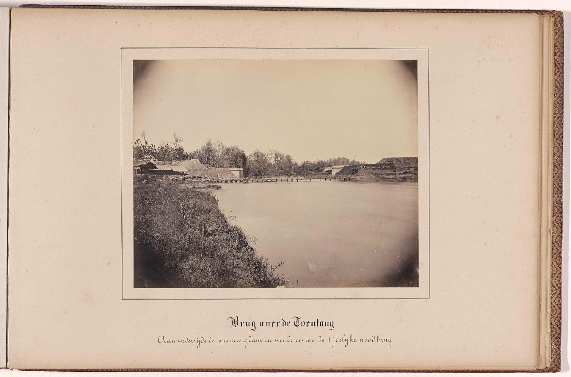 Brug over de Toentang / Aan wederzijde de spoorwegdam en over de rivier de tijdelijke noodbrug by Woodbury & Page