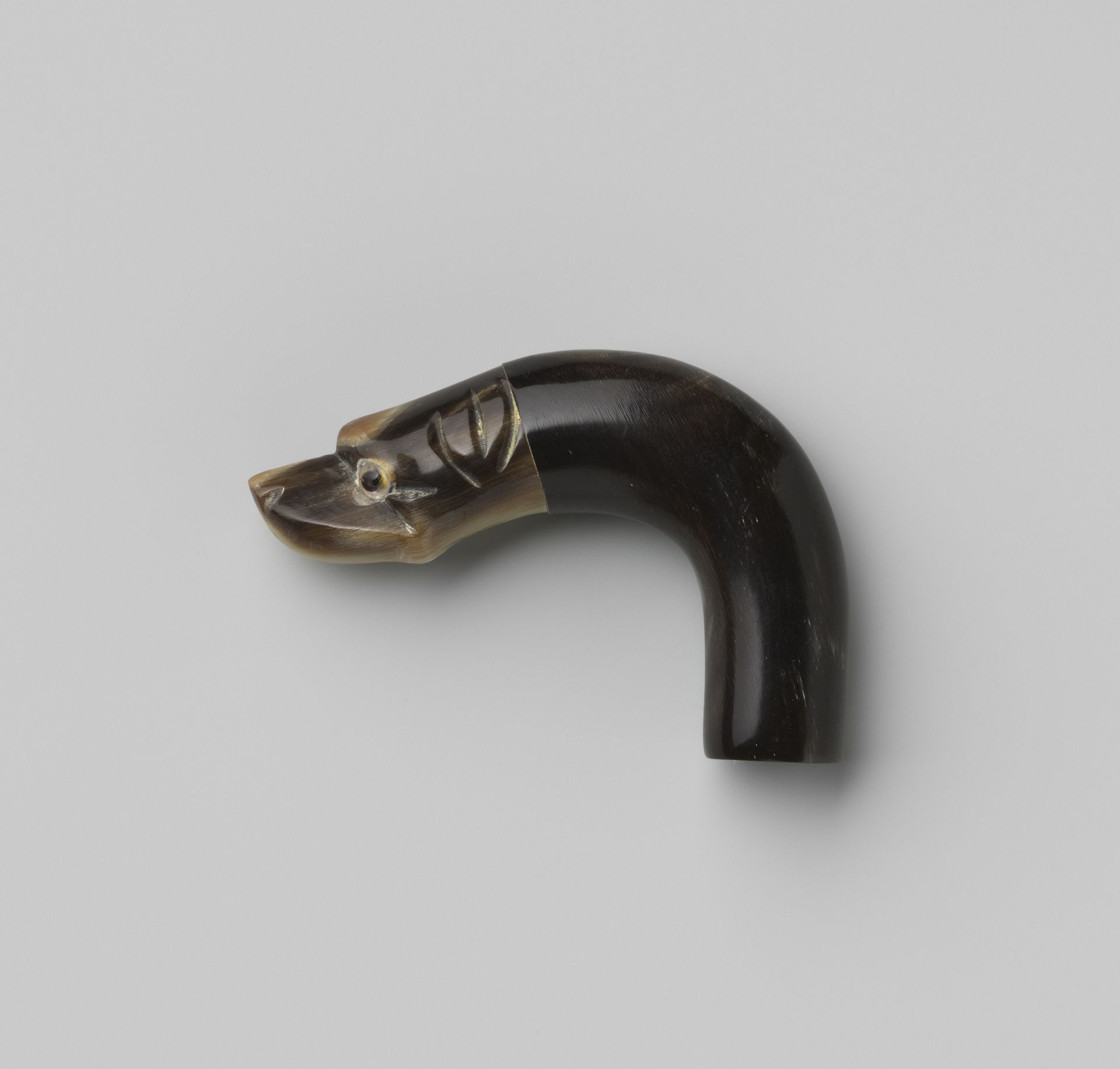 Knop van zwart hoorn, eindigend in een hondenkop van beige-bruin hoorn by Gelria