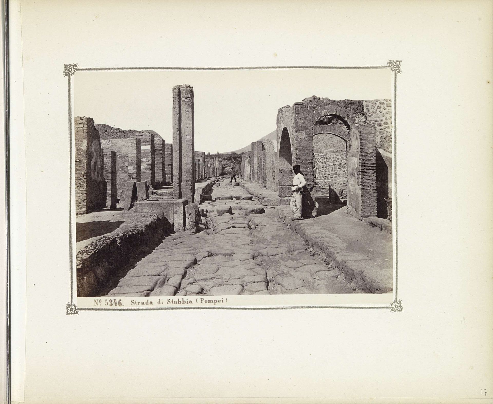 Restanten van gebouwen aan de Strada di Stabia in Pompeï by Giorgio Sommer