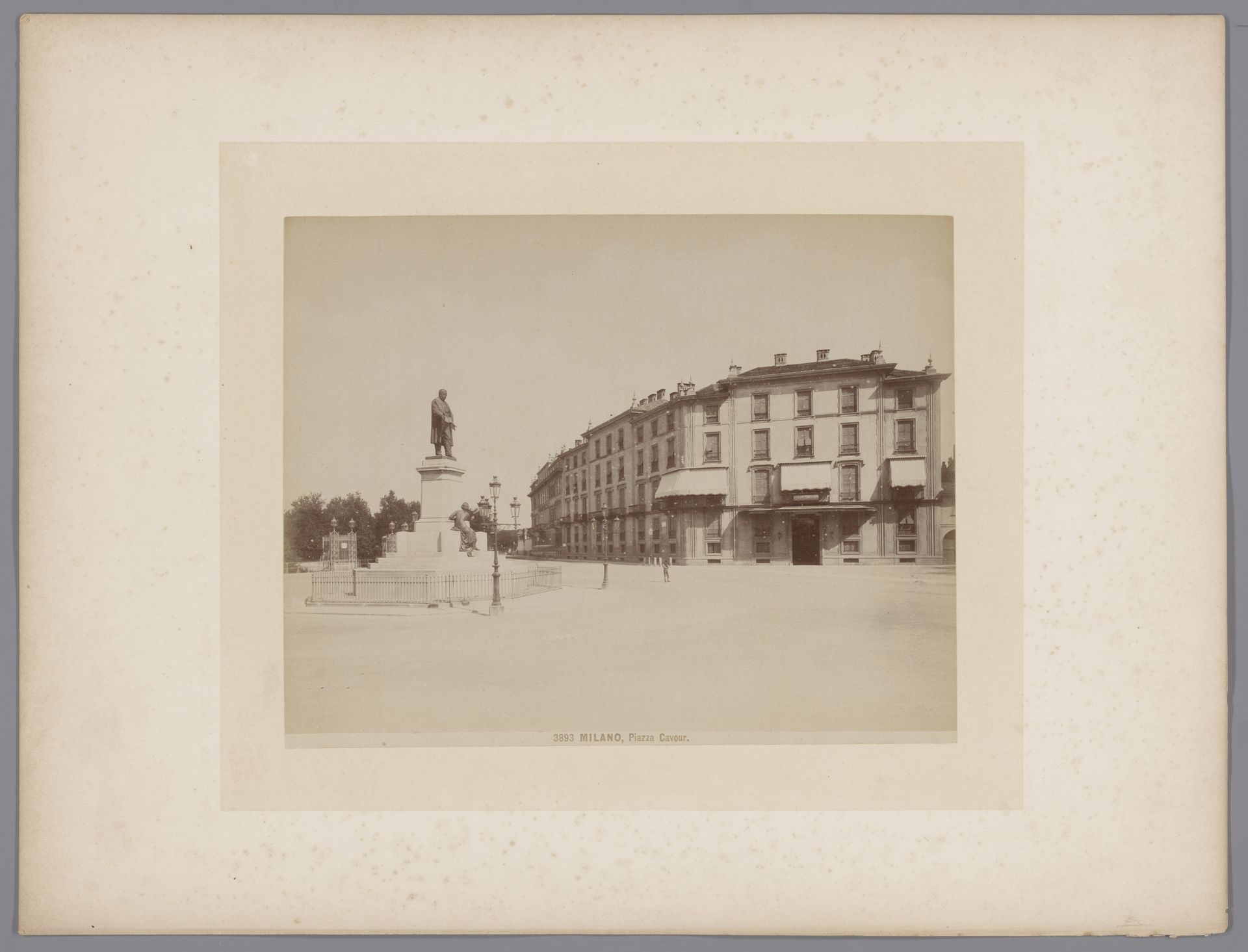 Gezicht op het Piazza Cavour te Milaan, Italië by Giacomo Brogi