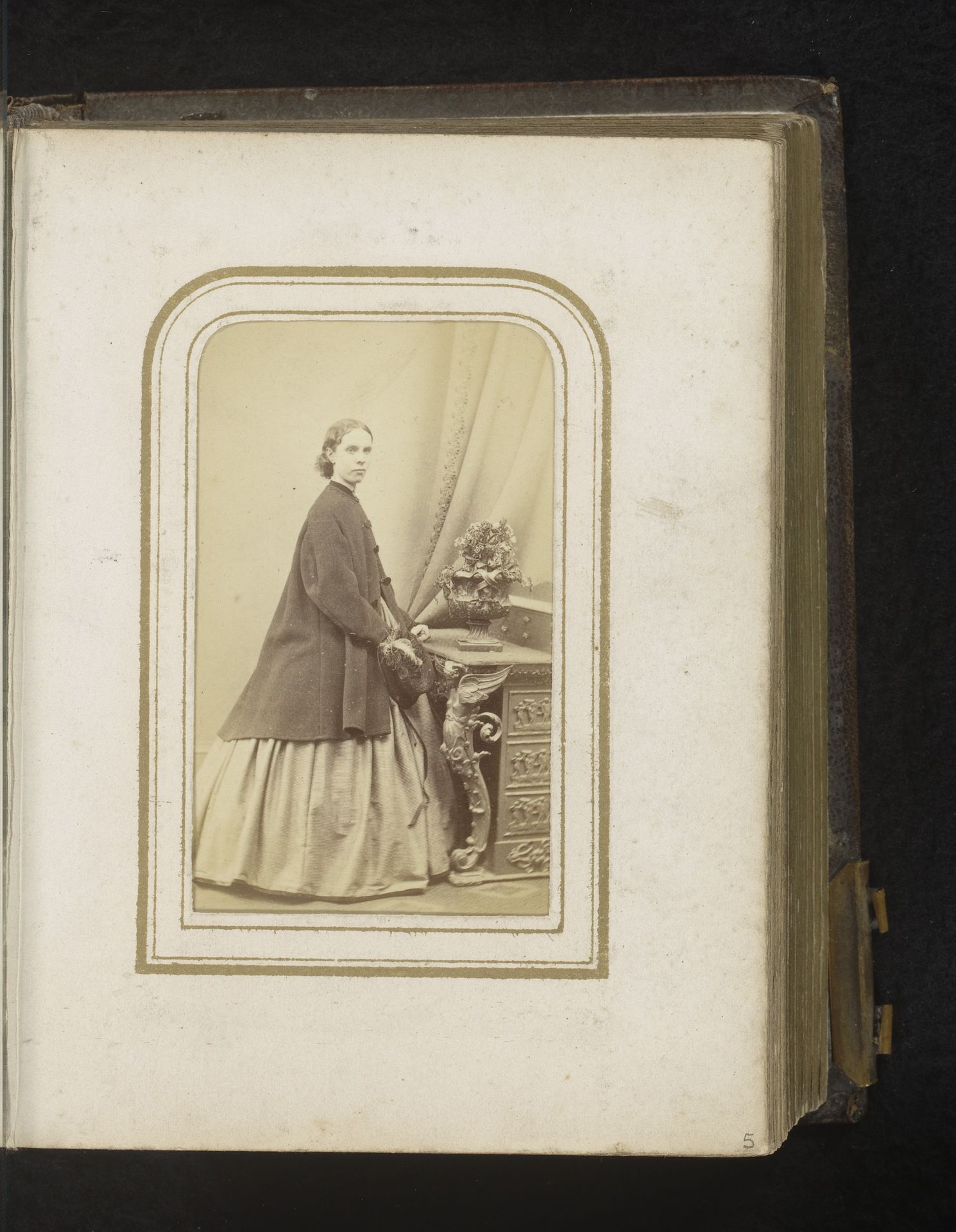 Portret van een vrouw, staand bij een tafel met bloemen by Edinburgh Photographic Gallery