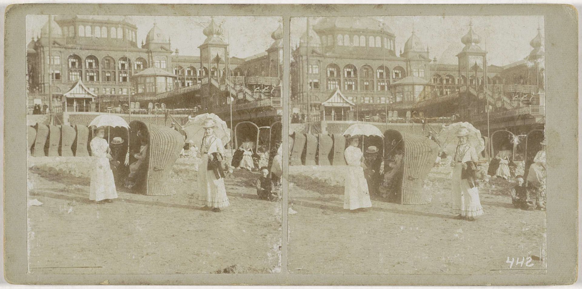 Taferelen op het Scheveningse strand met op de achtergrond het Kurhaus by Wilhelm Frederick Antonius Delboy