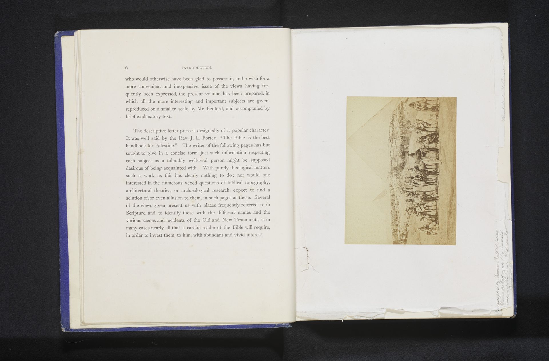 Fotoreproductie van een schilderij, voorstellende een reisgezelschap op kamelen voor de Piramide van Cheops by Francis Bedford