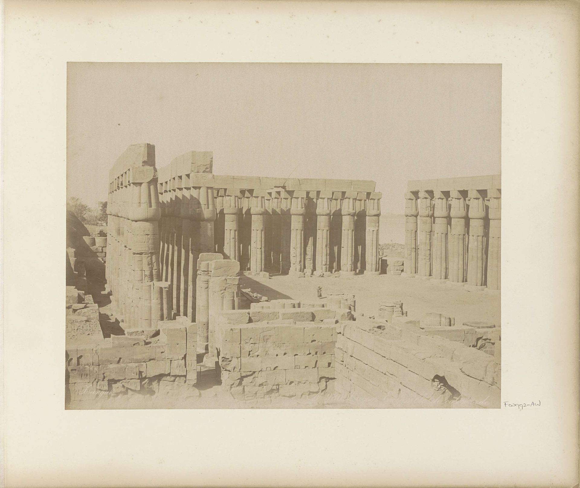 Zuilengalerij in Luxor by C. & G. Zangaki