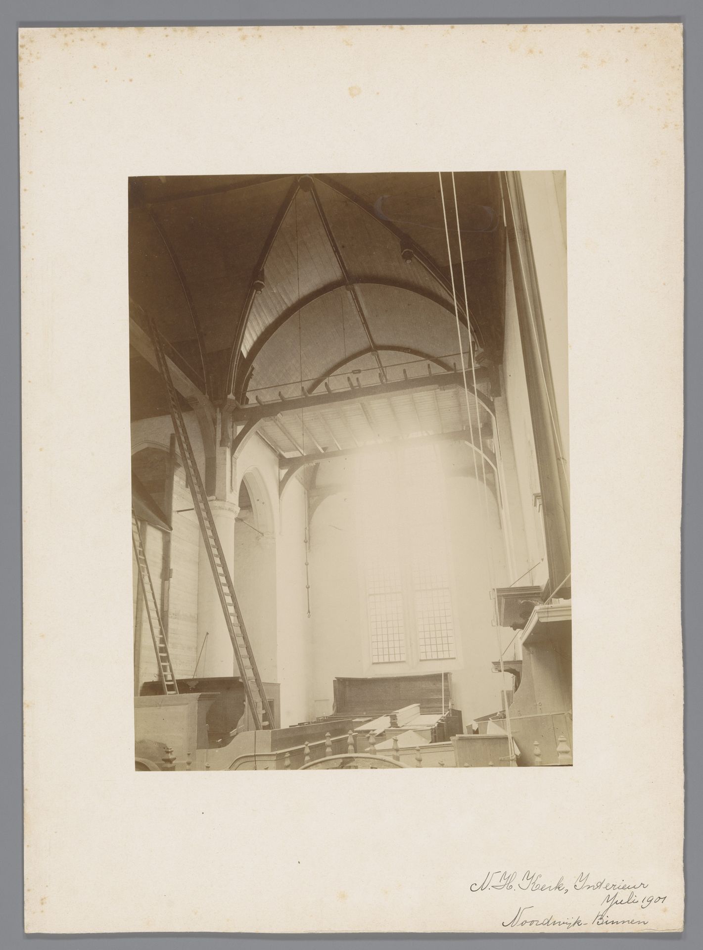 Interieur van de Hervormde Kerk van Noordwijk-Binnen by anoniem (Monumentenzorg)