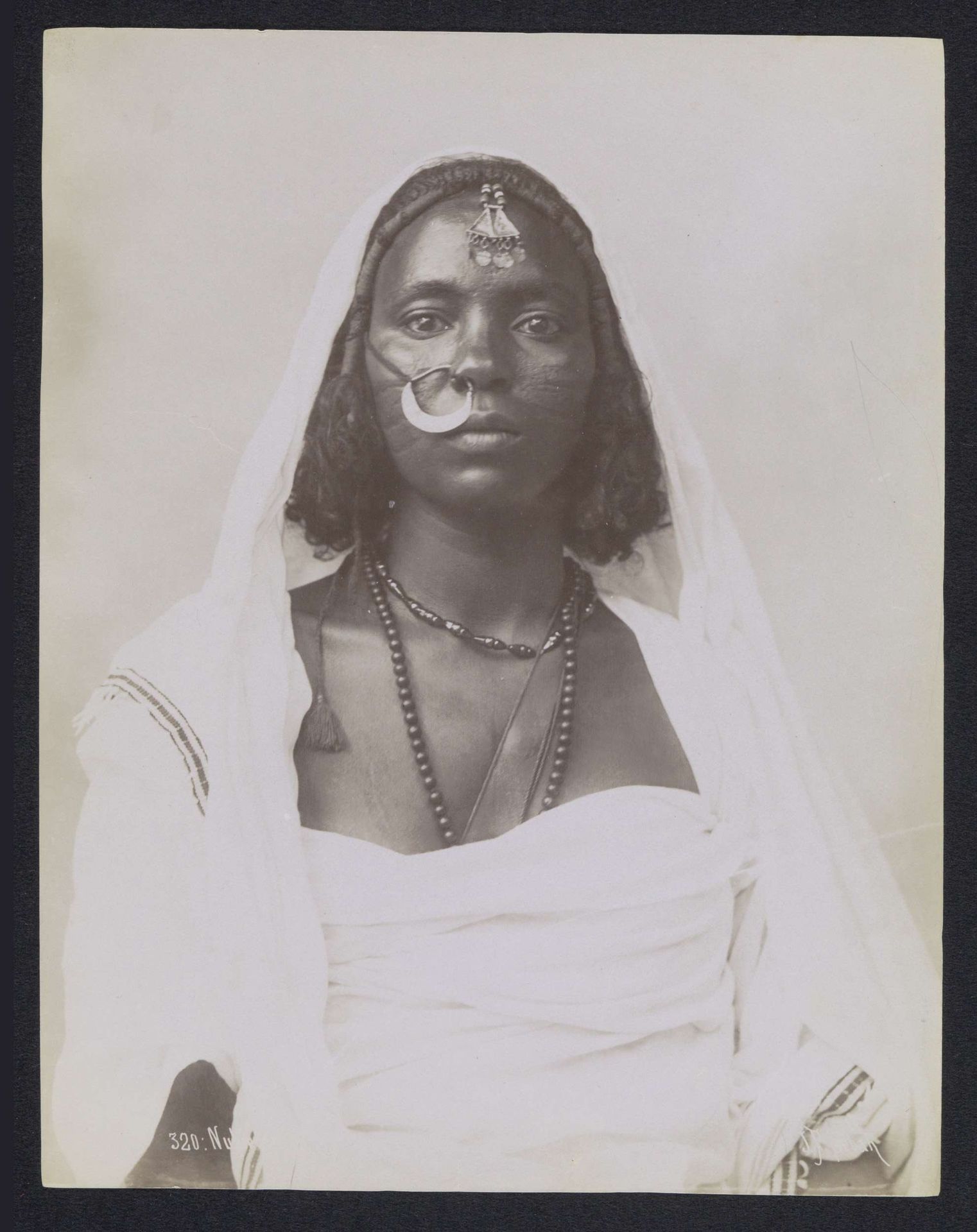 Portret van een onbekende Nubische vrouw by Jean Pascal Sébah