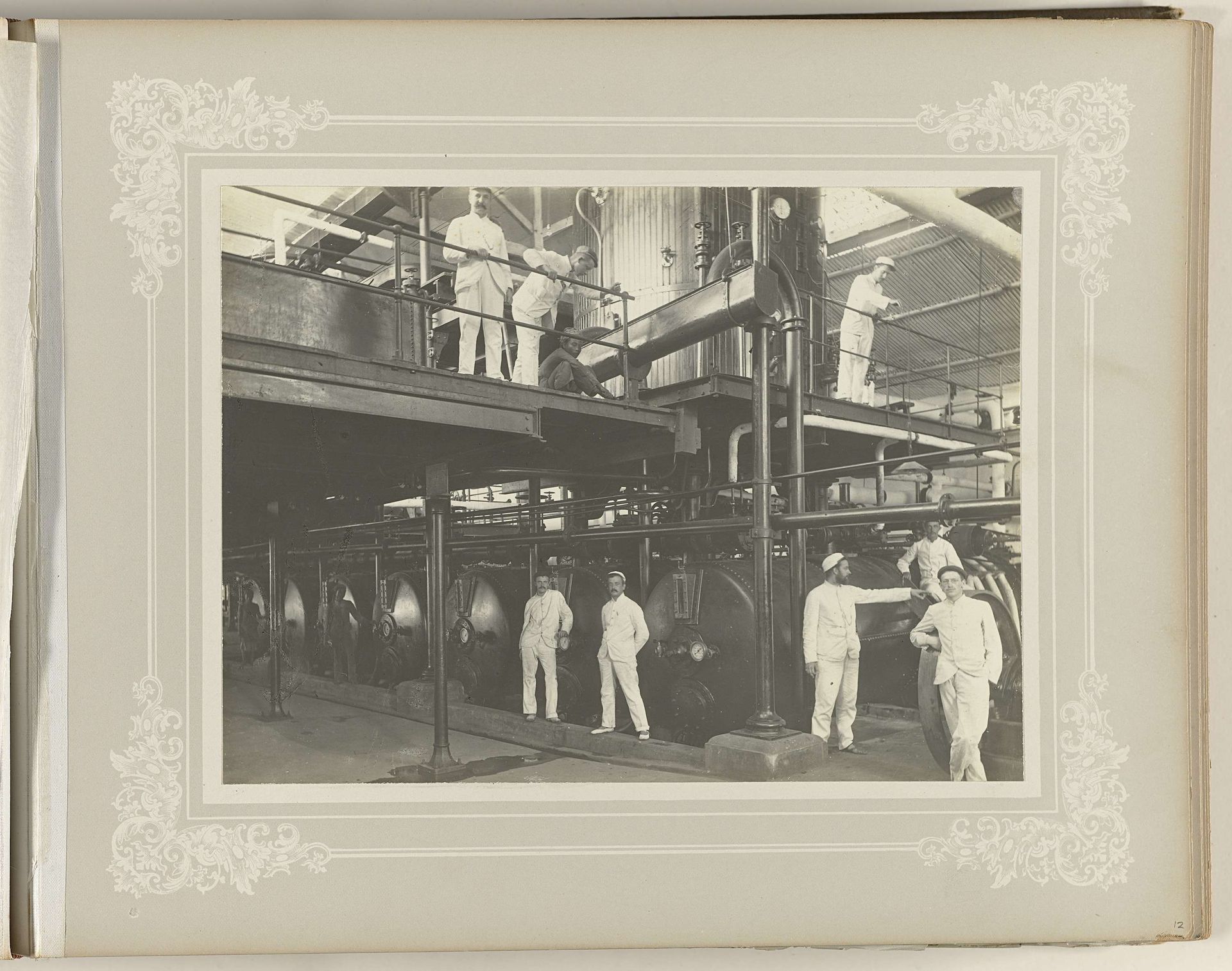Opzichters in de machinehal in de suikerfabriek by Otto Hisgen