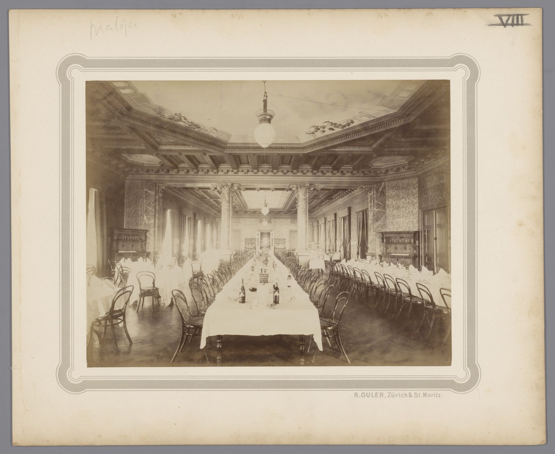 Interieur van restaurant met gedekte tafels by Romedo Guler