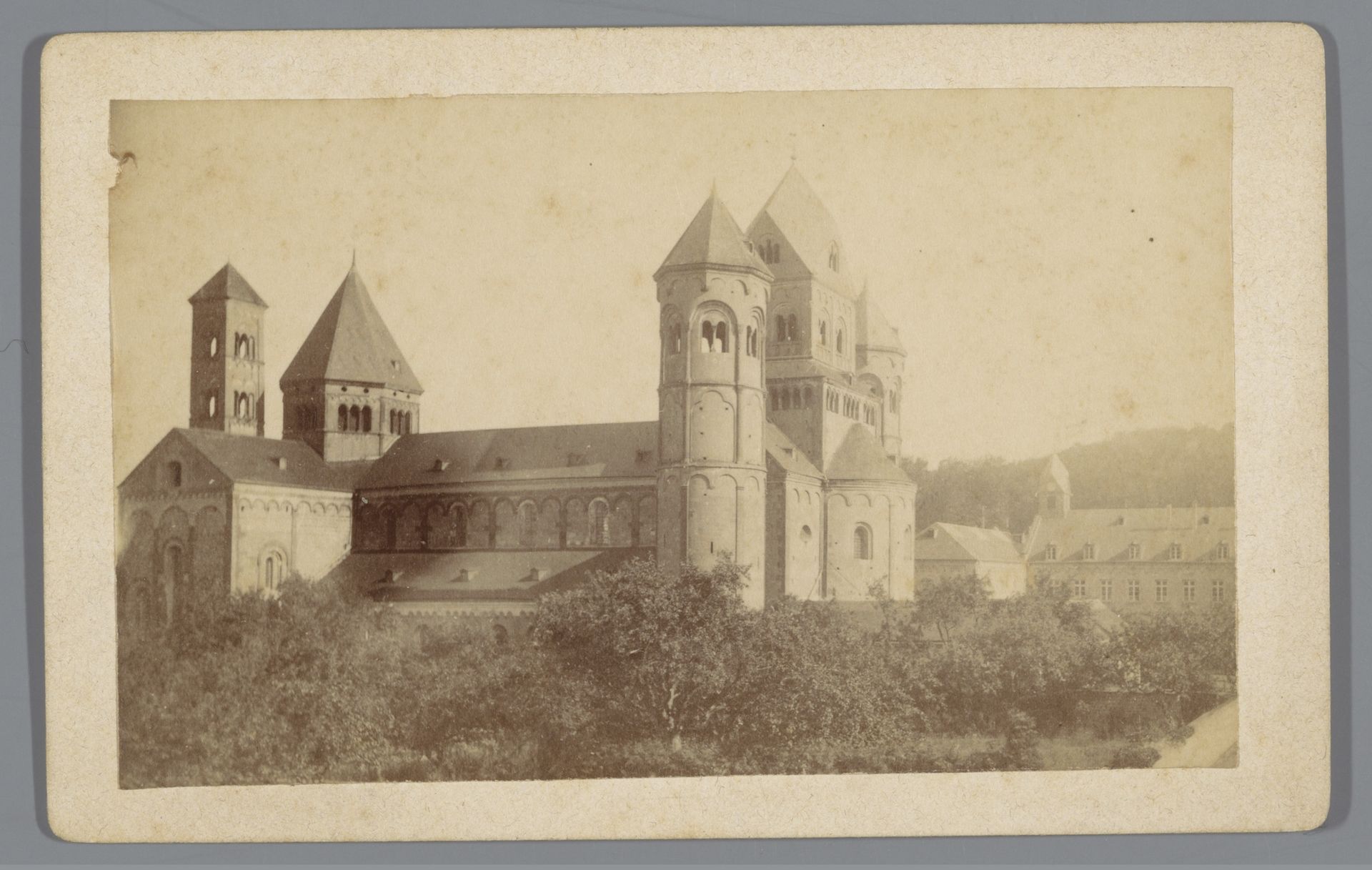 Abdij van Maria Laach nabij Andernach, Duitsland by J. Wirtgen