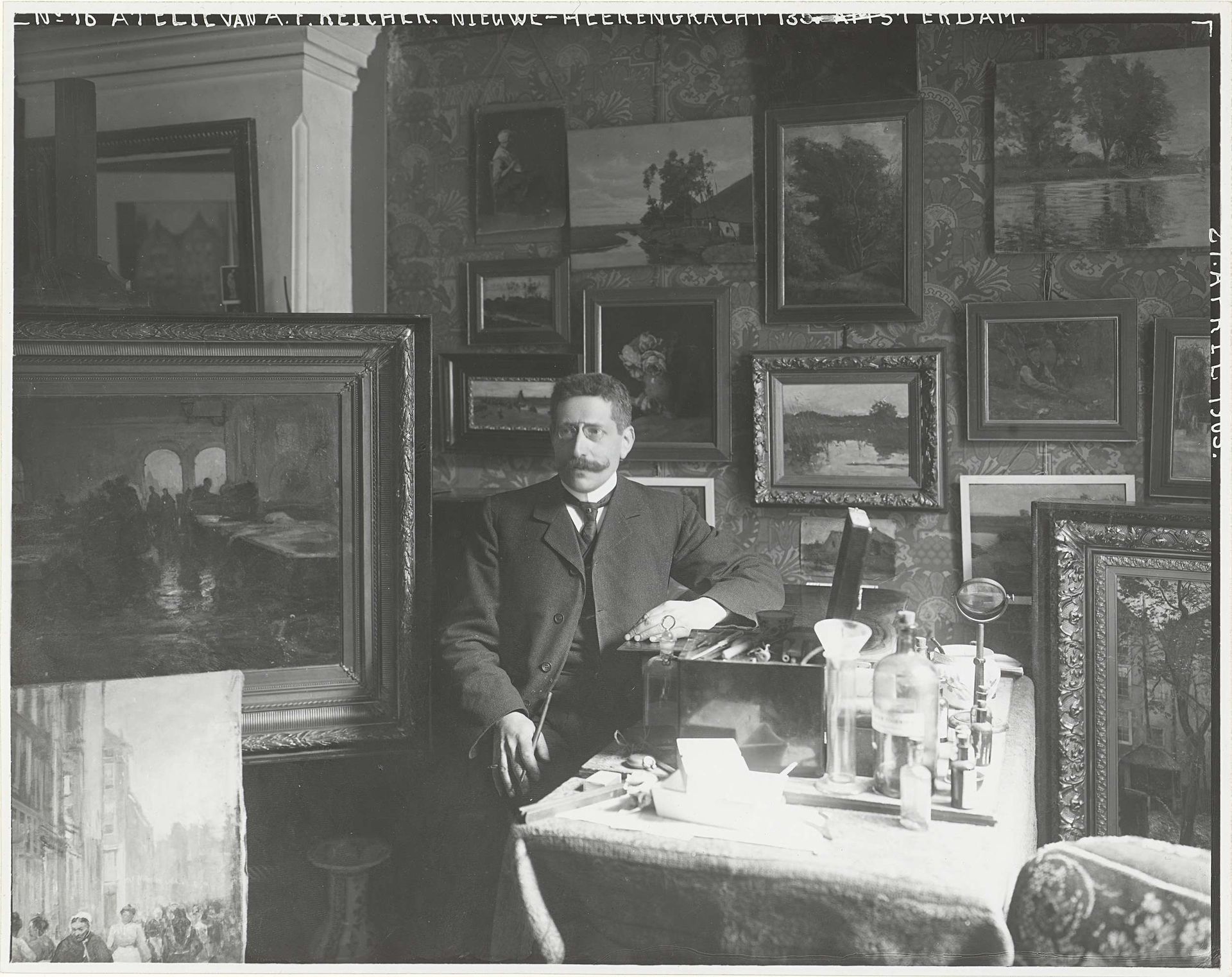 Kunstenaar Albrecht Felix Reicher in zijn atelier in Amsterdam by Sigmund Löw