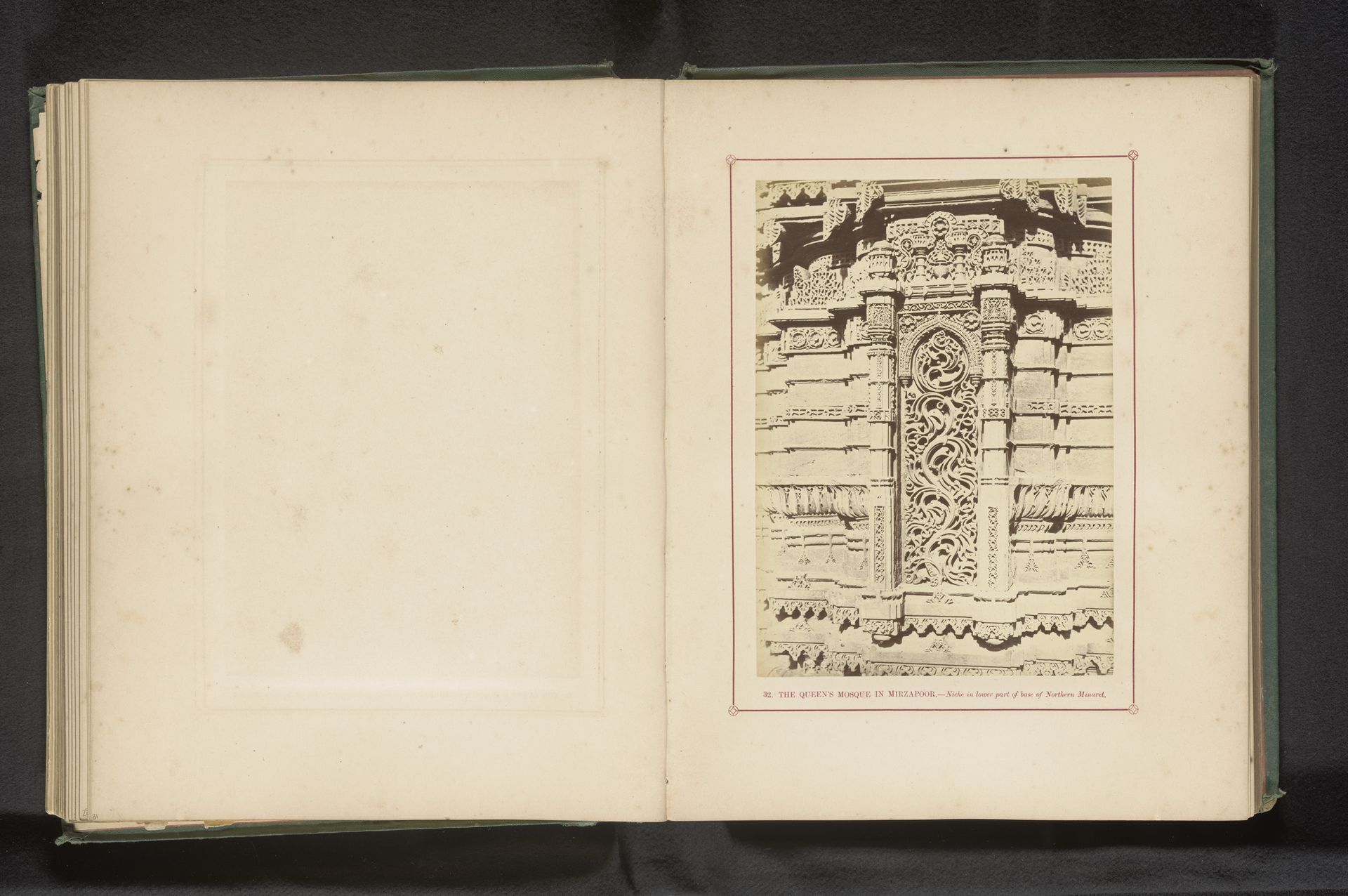 Decoratie op de basis van een minaret van de Rani Rupamati-moskee in Ahmedabad by Thomas Biggs