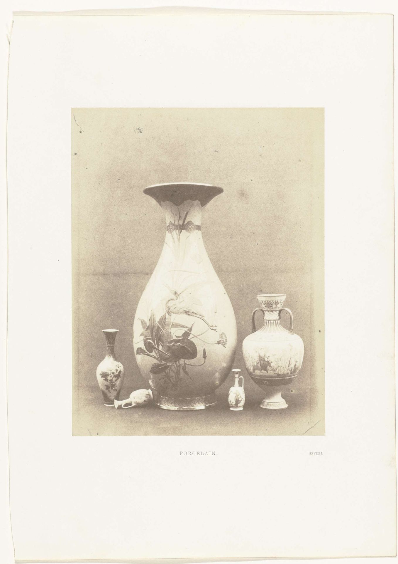 Porseleinen vazen en kruiken van Manufacture nationale de Sèvres tentoongesteld op de Great Exhibition of the Works of Industry of All Nations van 1851 in Londen by Hugh Owen