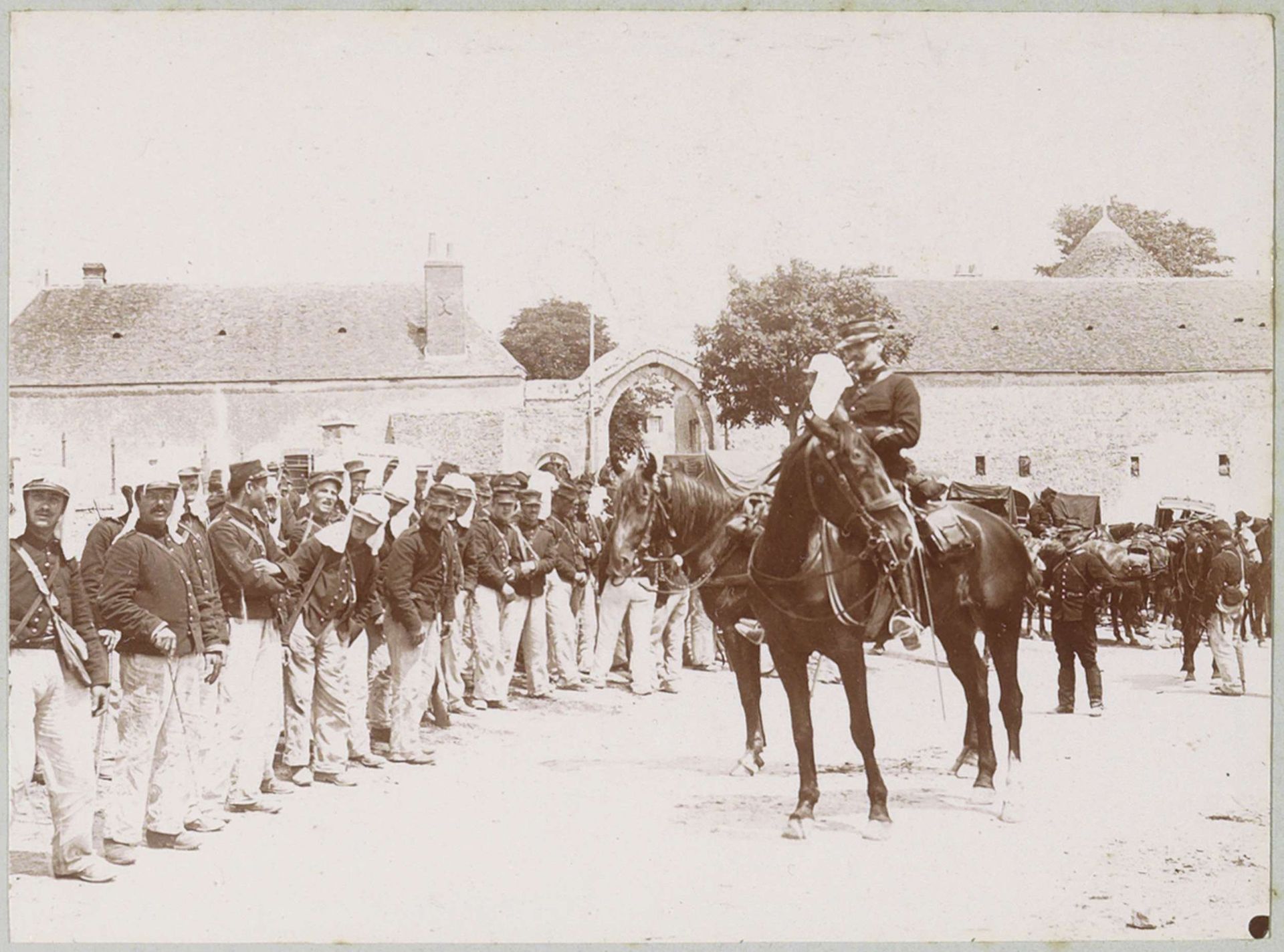 Militairen te paard en te voet in Puiseaux by Delizy