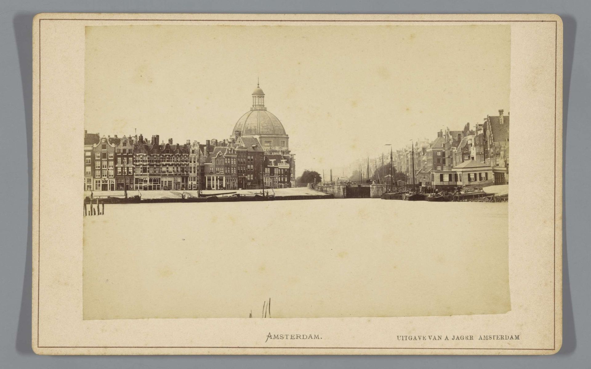 Gezicht op de haringpakkerij en de Westerdoksdijk in Amsterdam by Andries Jager