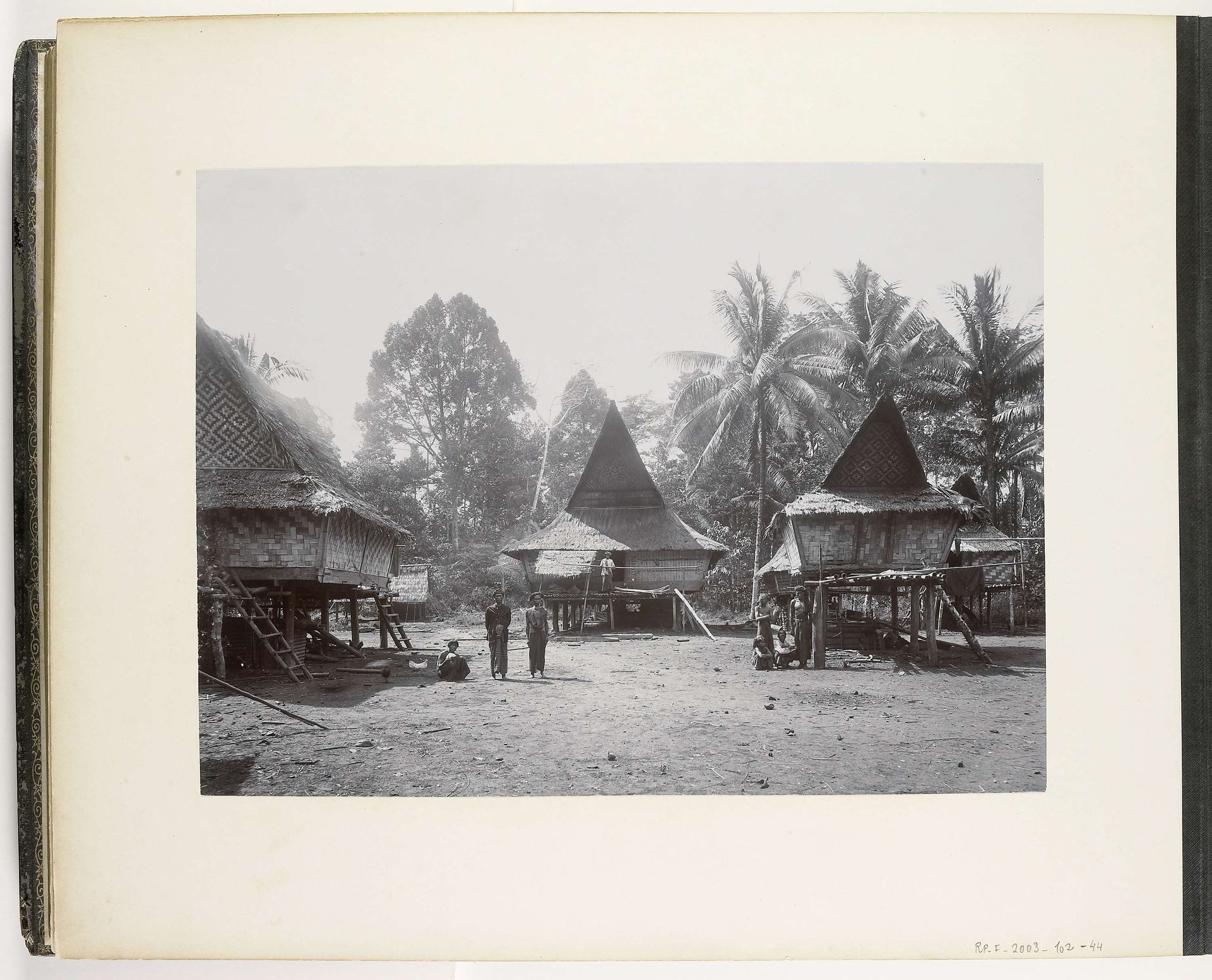 Gezicht op Battak Kampong Bekiven, Sumatra (Battak Kampong Bakioen) by Carl J. Kleingrothe