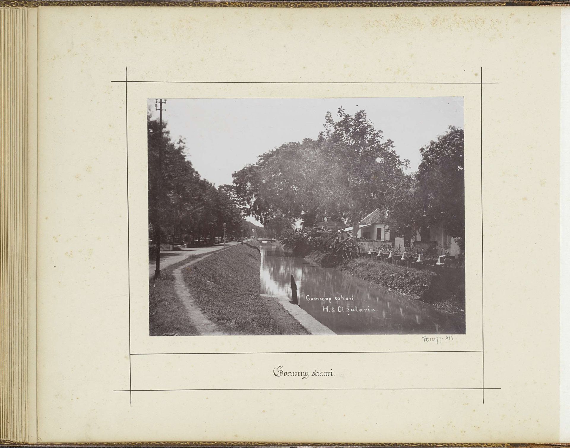 Gezicht op een huis en het water van Gunung Sahari in Batavia by Otto Hisgen