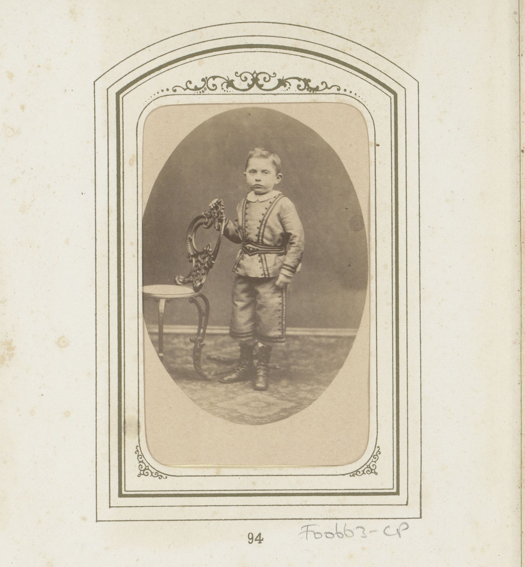 Portret van een staande jongen bij een stoel by Hendrik Anthonie Karel Ringler