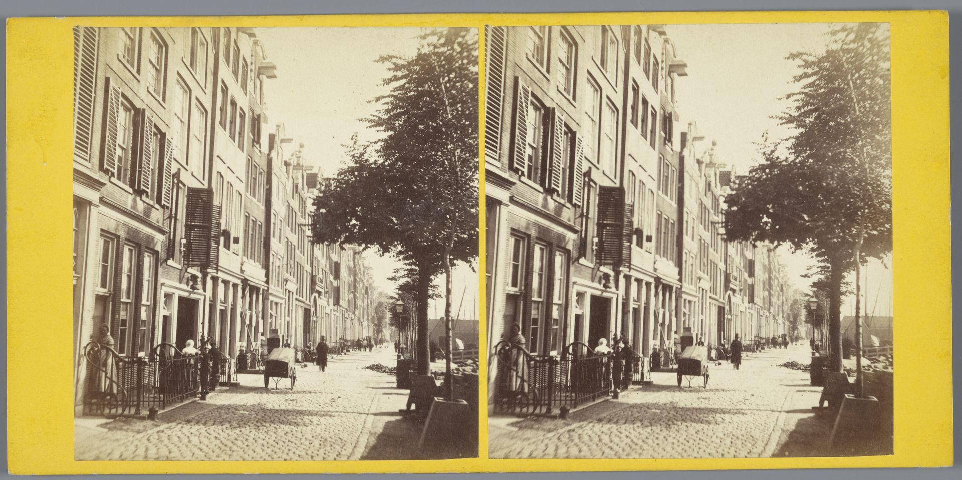 Het Damrak te Amsterdam met passanten by Anonymous